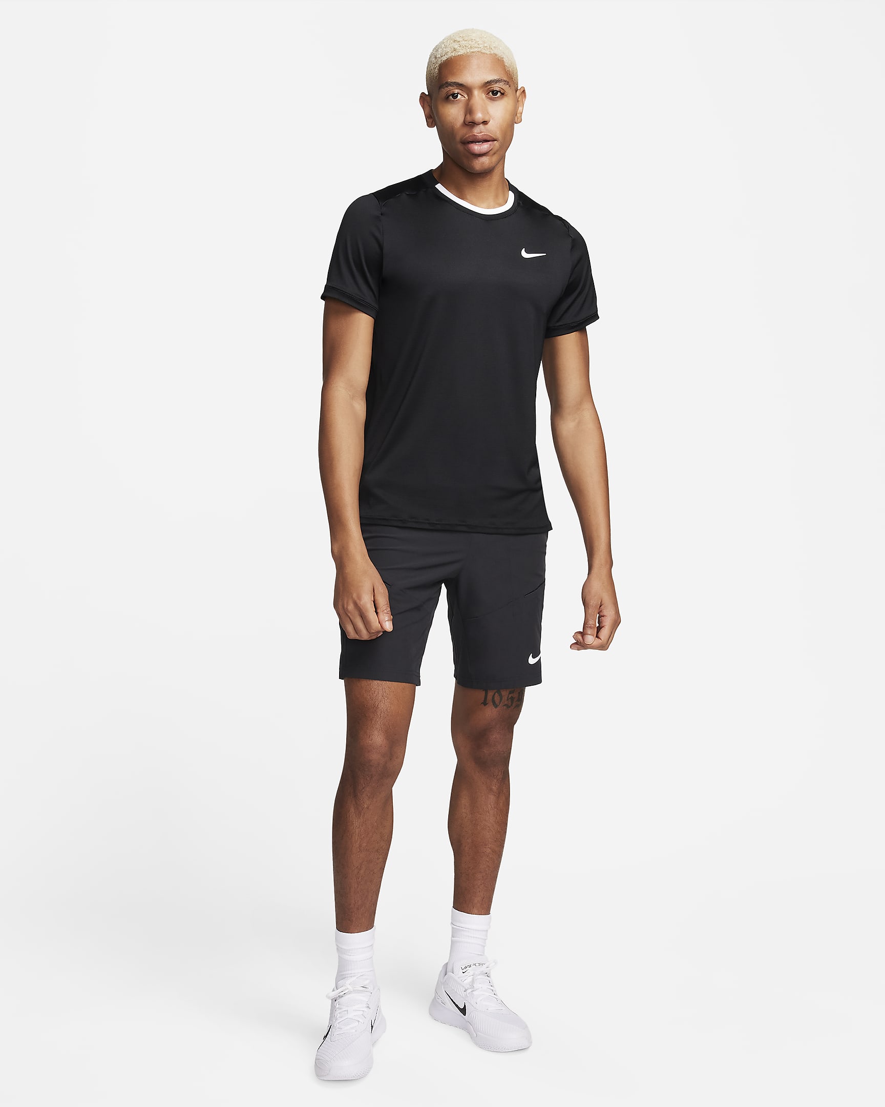 Playera de tenis Dri-FIT para hombre NikeCourt Advantage - Negro/Blanco