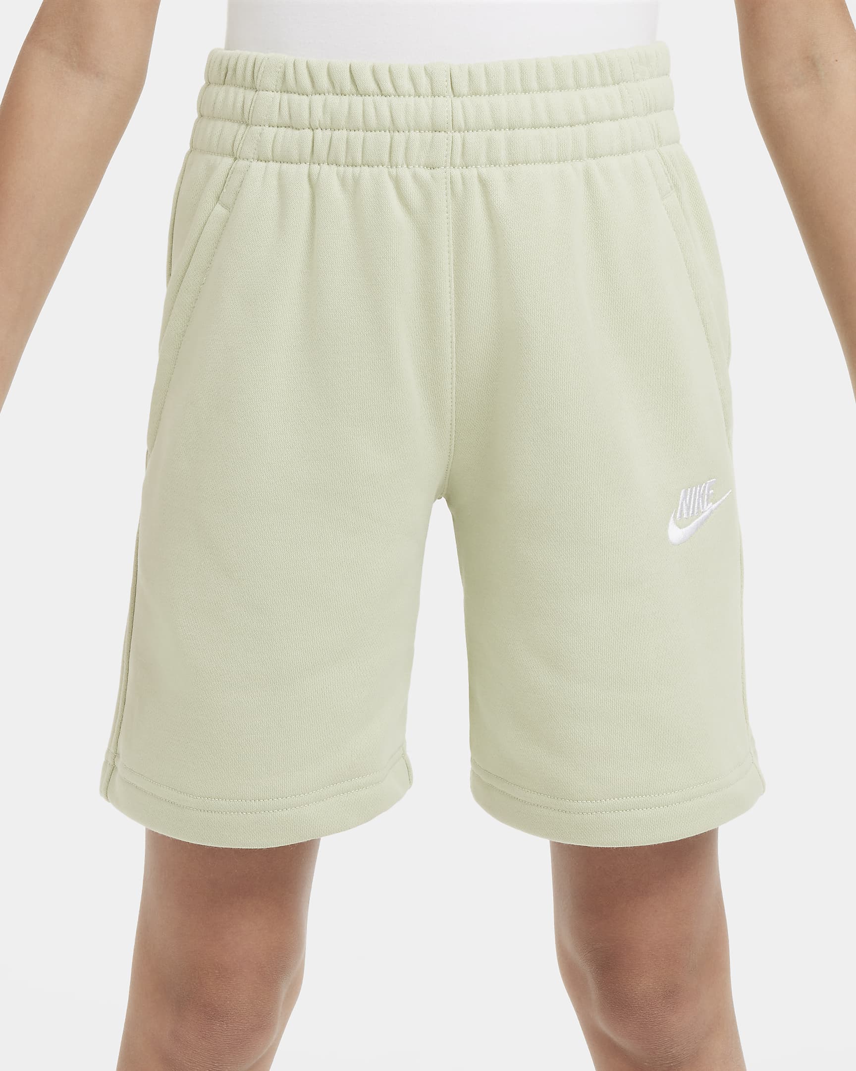 Nike Sportswear Club Fleece-shorts i french terry til større børn - Olive Aura/hvid