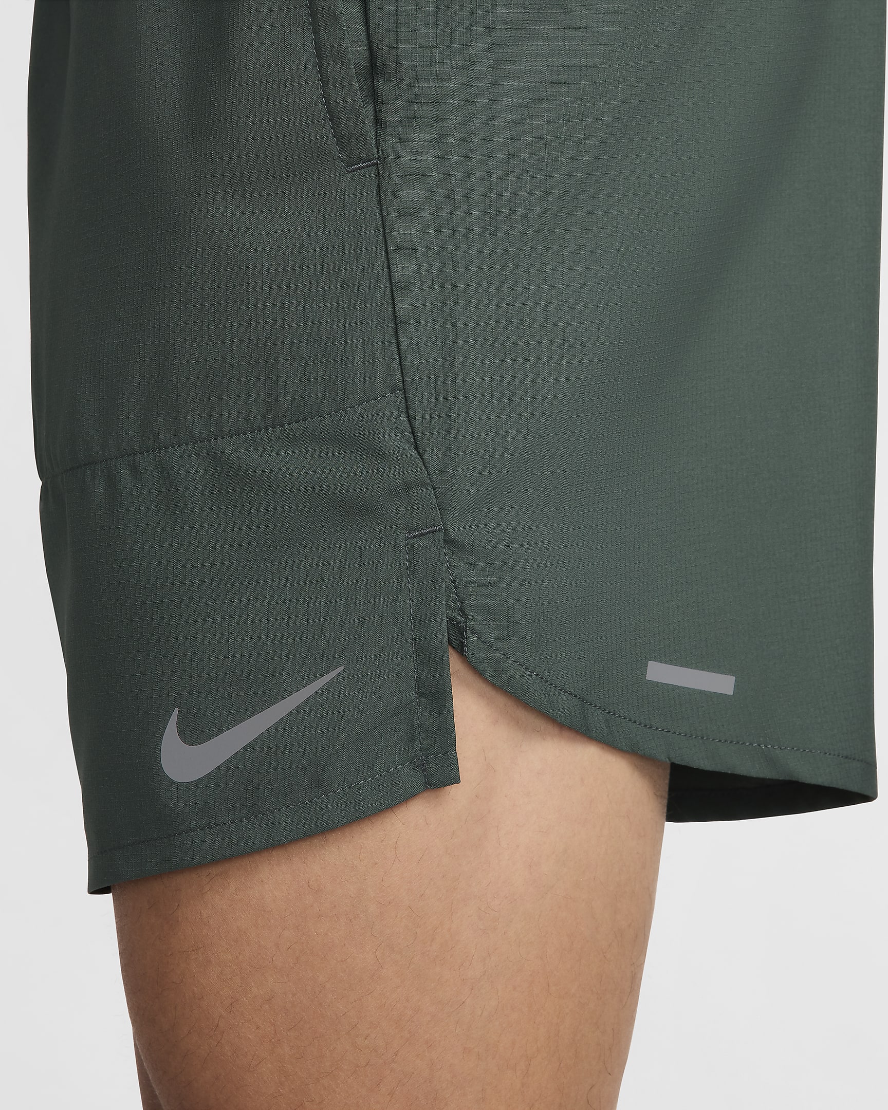 Shorts de correr Dri-FIT de 18 cm con forro de ropa interior para hombre Nike Stride - Verde vintage/Negro