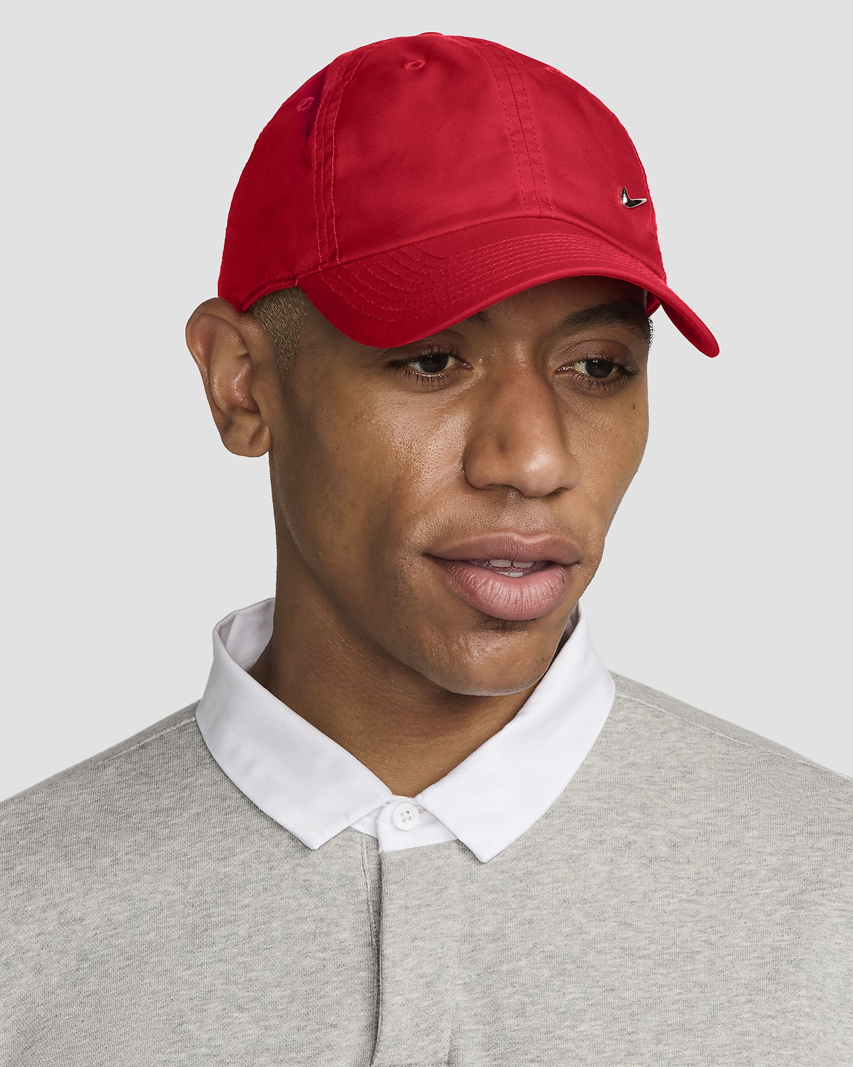 Nike Dri-FIT Club ustrukturert caps med Swoosh-logo i metall - University Red/Metallic Silver