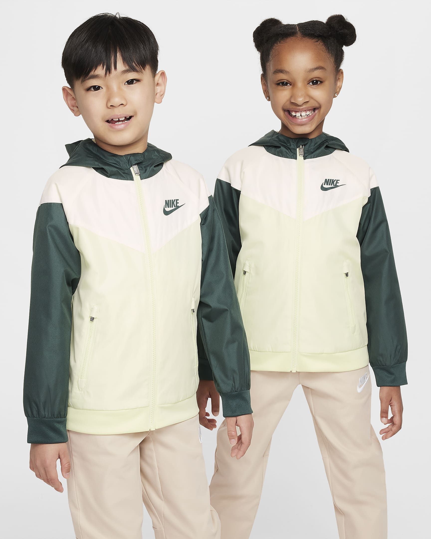 Chamarra con cierre completo para niños talla pequeña Nike Sportswear Windrunner - Verde aceite