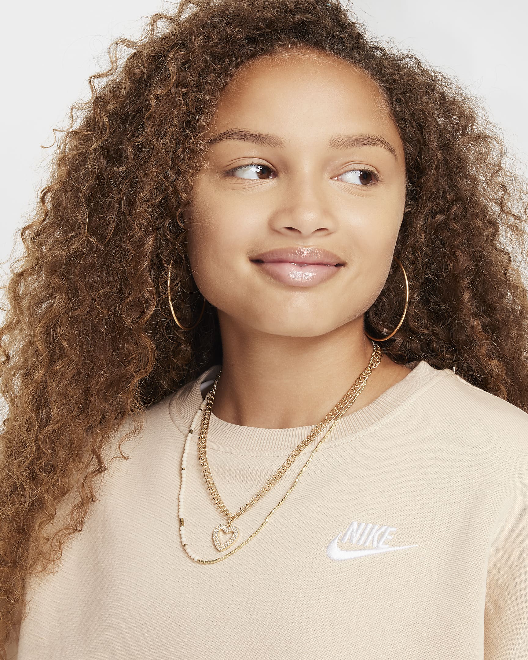 Sweat ample à col ras-du-cou Nike Sportswear Club Fleece pour fille - Sanddrift/Blanc