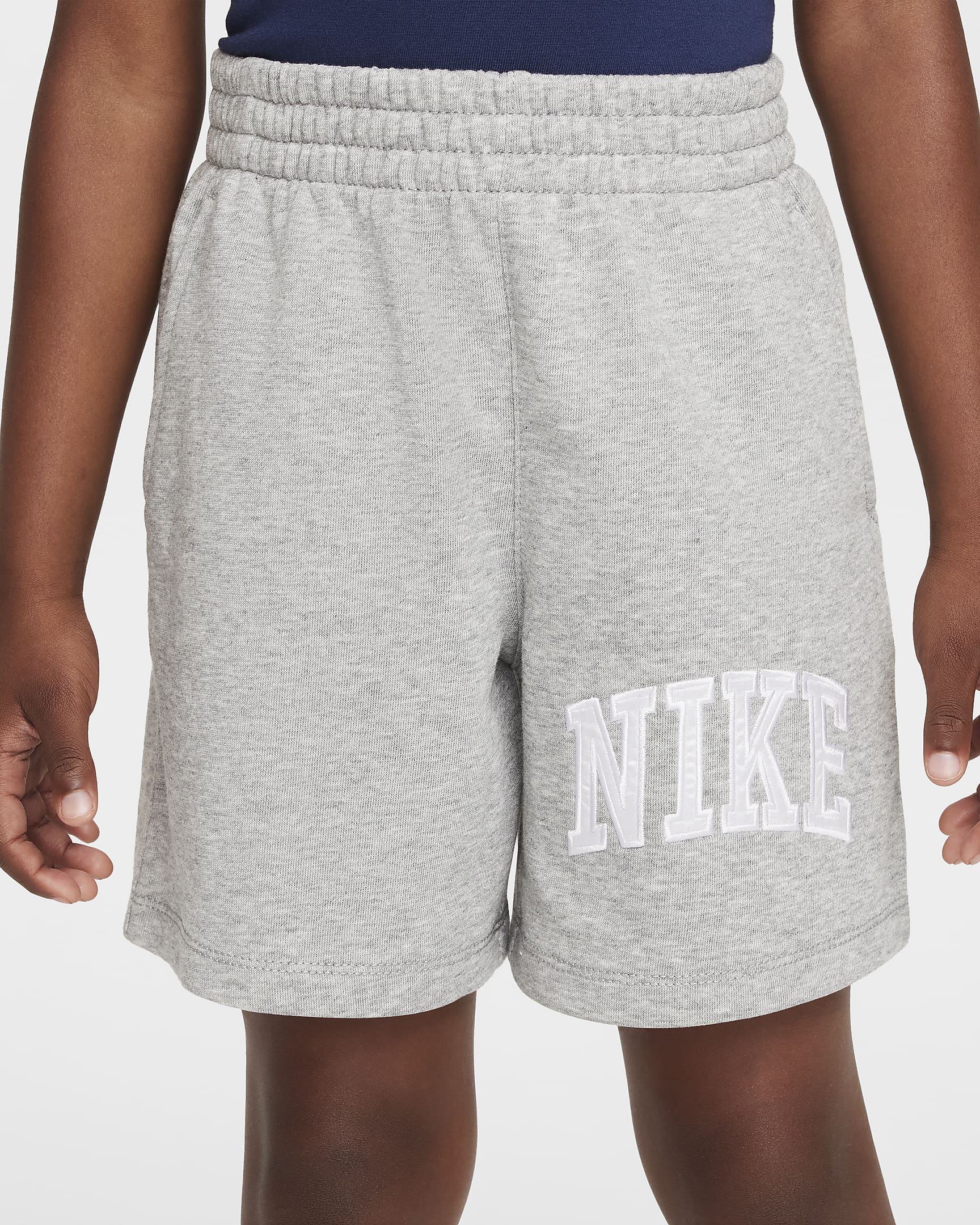 Shorts de French Terry con aplique para niños talla pequeña Nike Sportswear Club - Gris oscuro jaspeado