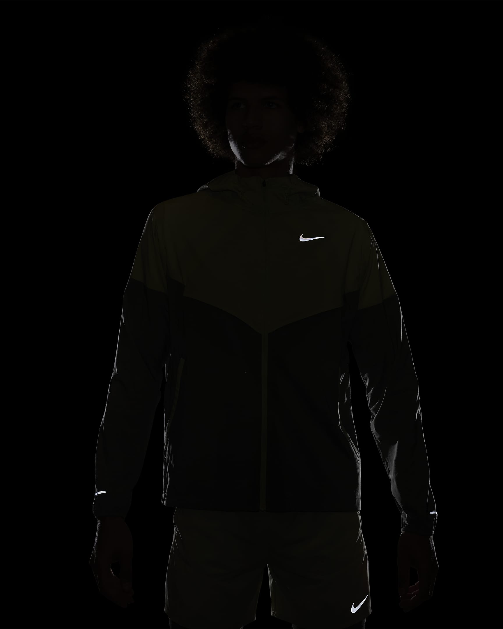 Chamarra de correr Repel para hombre Nike Windrunner - Aura oliva/Estuco oscuro