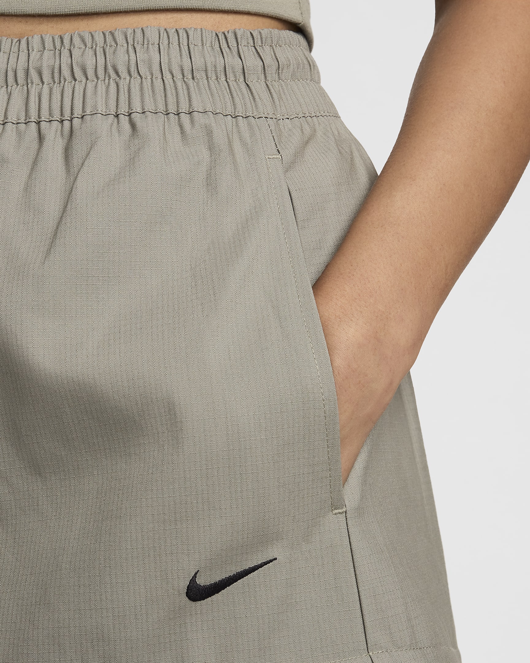 Nike Sportswear Essential geweven midi-cargorok met halfhoge taille voor dames - Light Army/Zwart