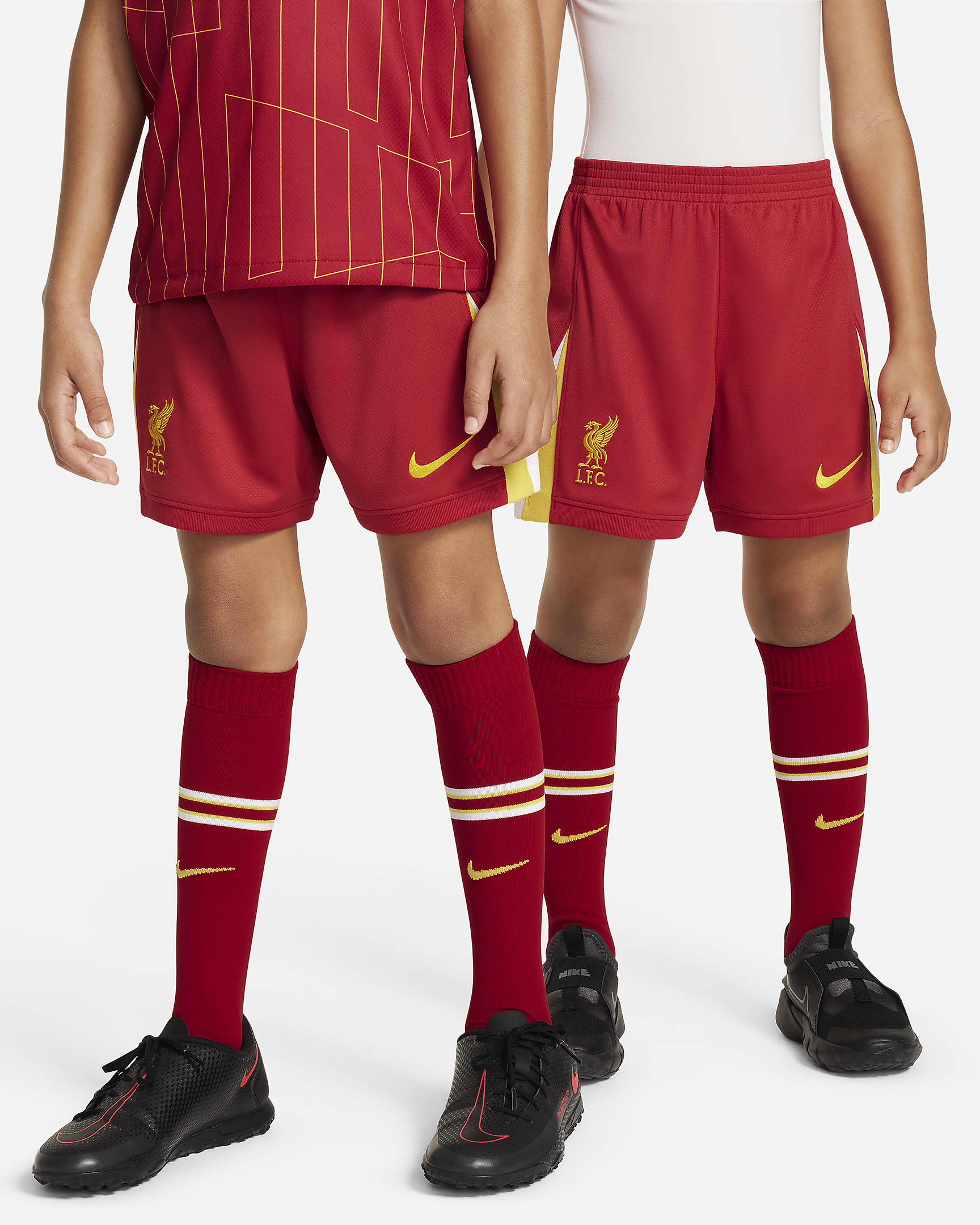 Conjunto de três peças de futebol de réplica Nike do equipamento principal Stadium Liverpool FC 2024/25 para criança - Vermelho Gym/Branco/Amarelo Chrome