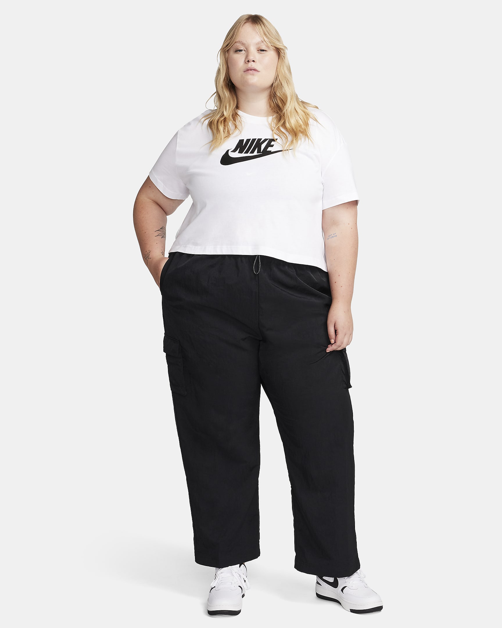 Pants cargo de tejido Woven de tiro alto para mujer (talla grande) Nike Sportswear Essential - Negro/Blanco