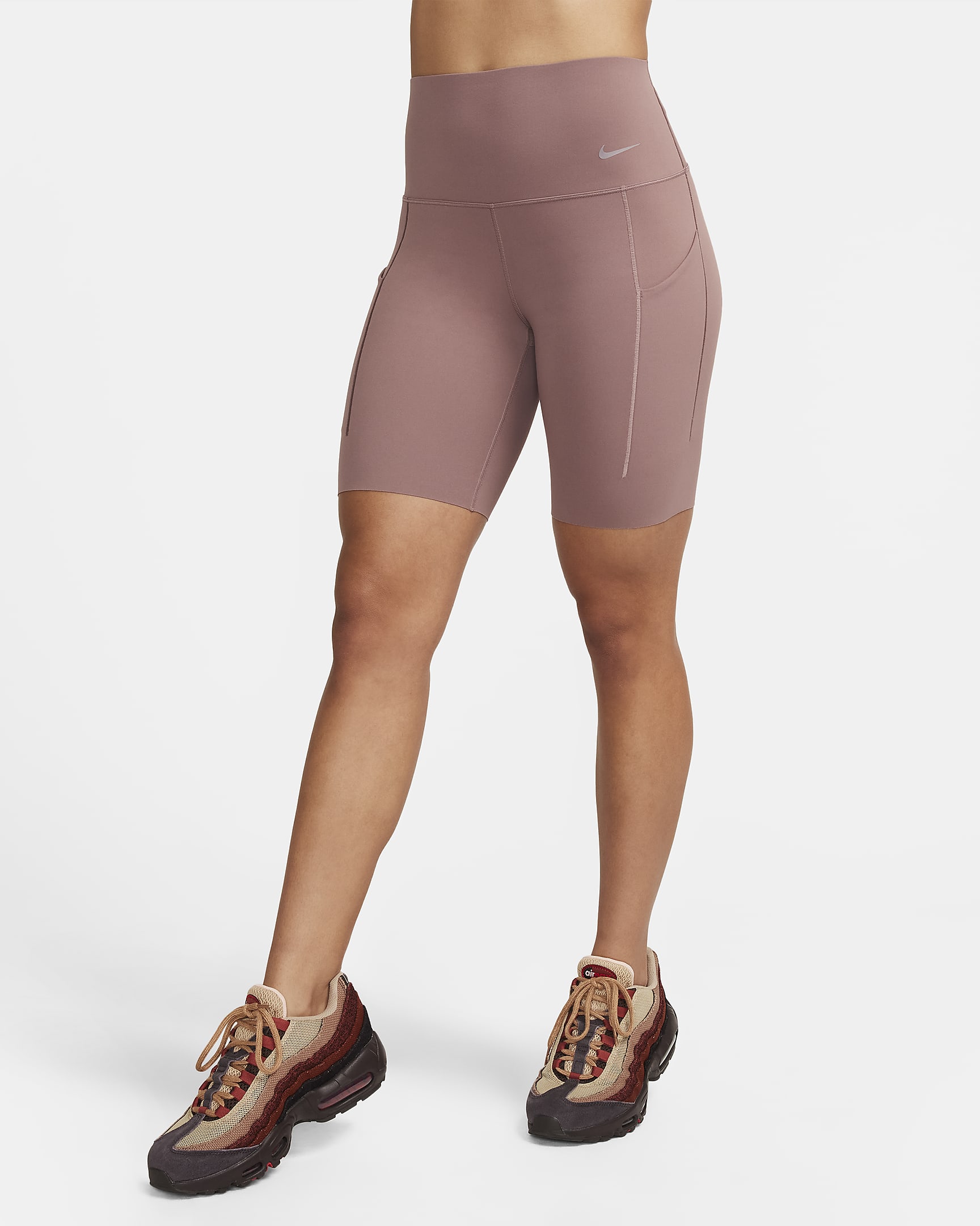 Nike Universa sykkelshorts med middels støtte, høyt liv og lommer til dame (20 cm) - Smokey Mauve/Svart