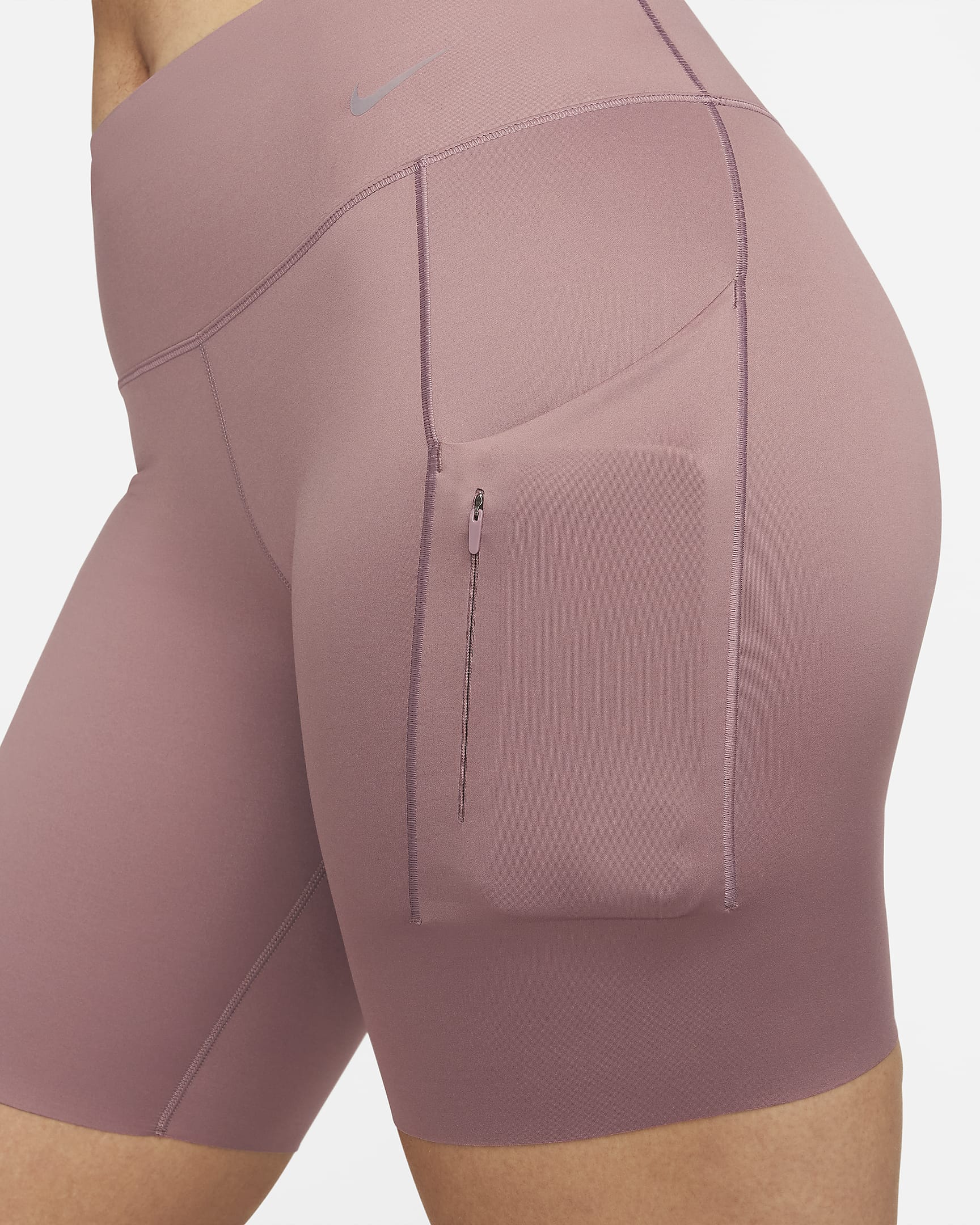 Nike Go-bikershorts (20 cm) med kraftig støtte, mellemhøj talje og lommer til kvinder - Smokey Mauve/sort