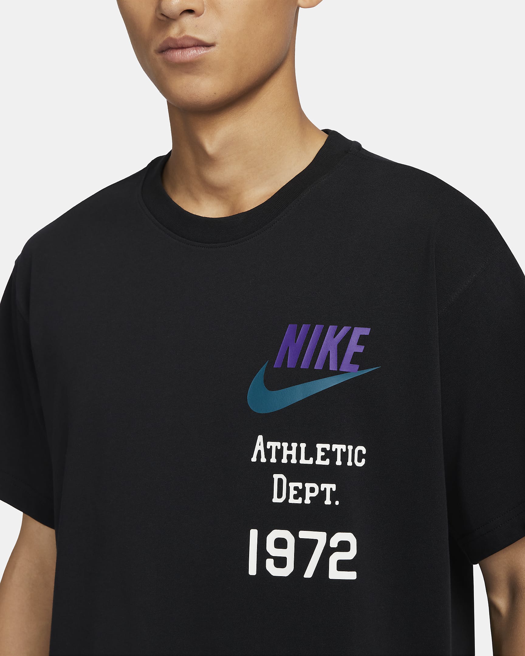 Nike Sportswear Men's Lightweight Short-Sleeve Top. Nike PH