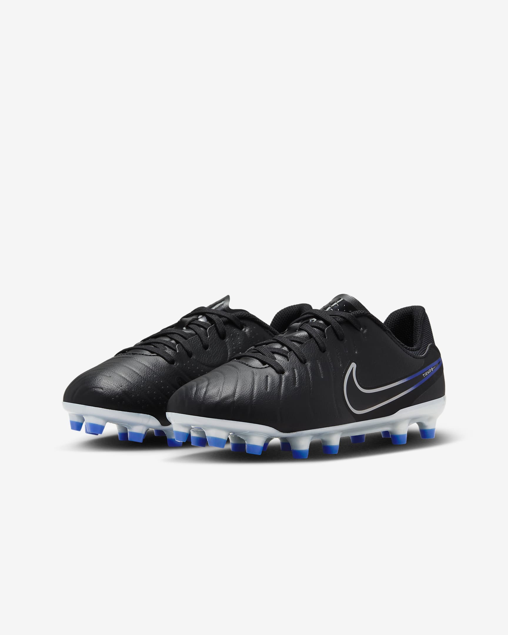 Nike Jr. Tiempo Legend 10 Academy low-top voetbalschoenen voor kleuters/kids (meerdere ondergronden) - Zwart/Hyper Royal/Chrome