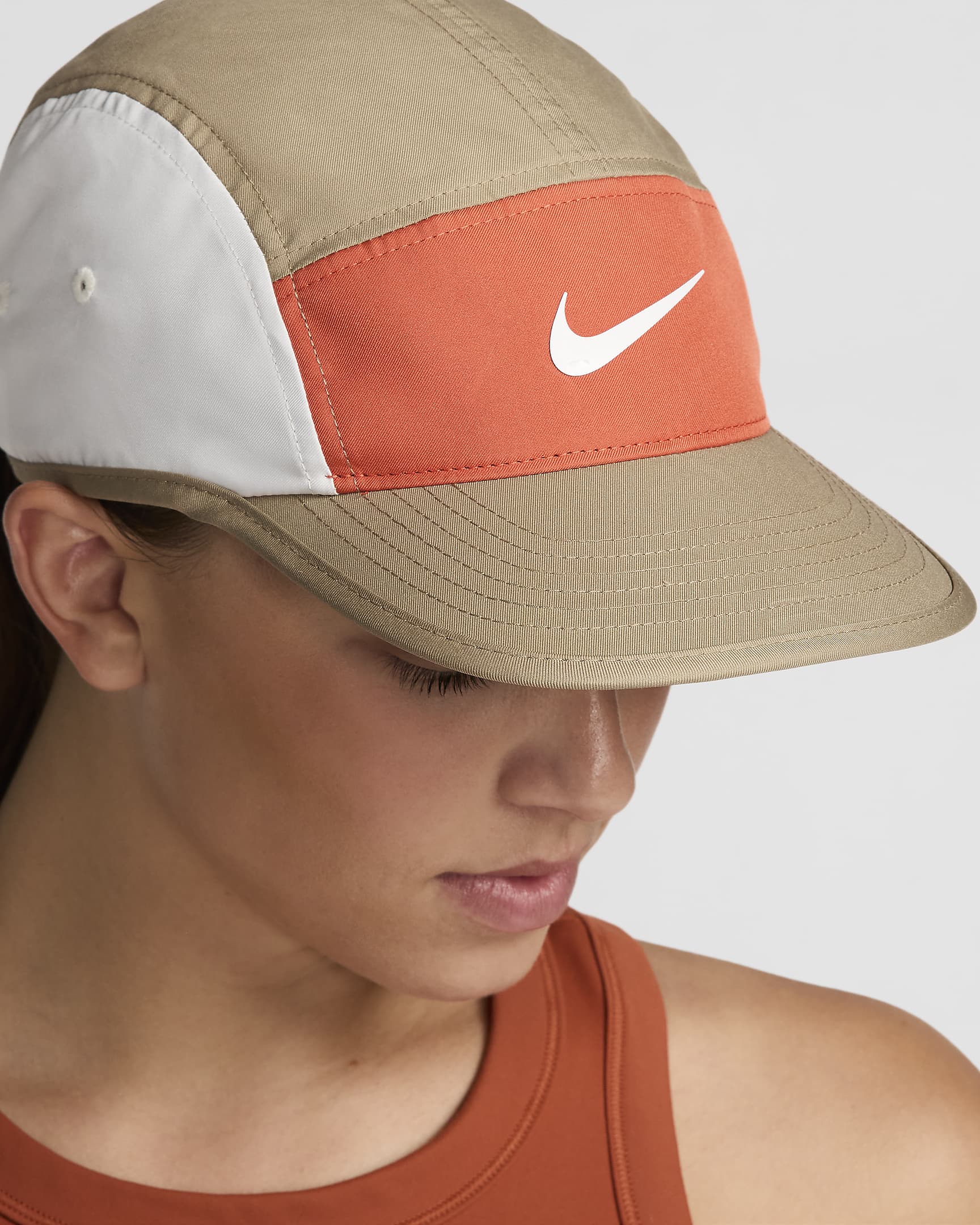 Εύκαμπτο καπέλο jockey με σχέδιο Swoosh Nike Dri-FIT Fly - Khaki/Vintage Coral/Summit White/Λευκό