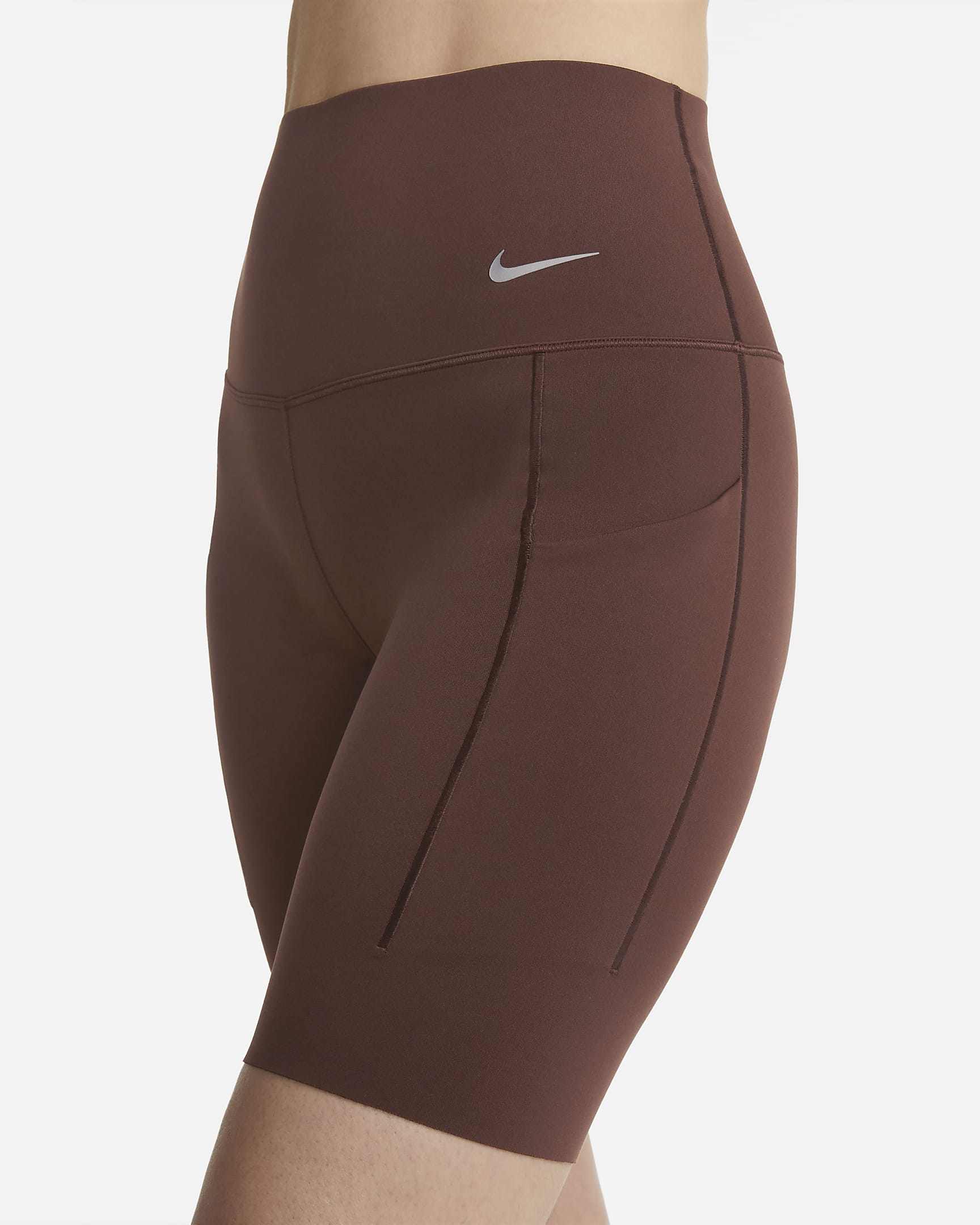 Shorts de ciclismo con bolsillos de 20 cm de tiro alto y media sujeción para mujer Nike Universa - Tierra/Negro