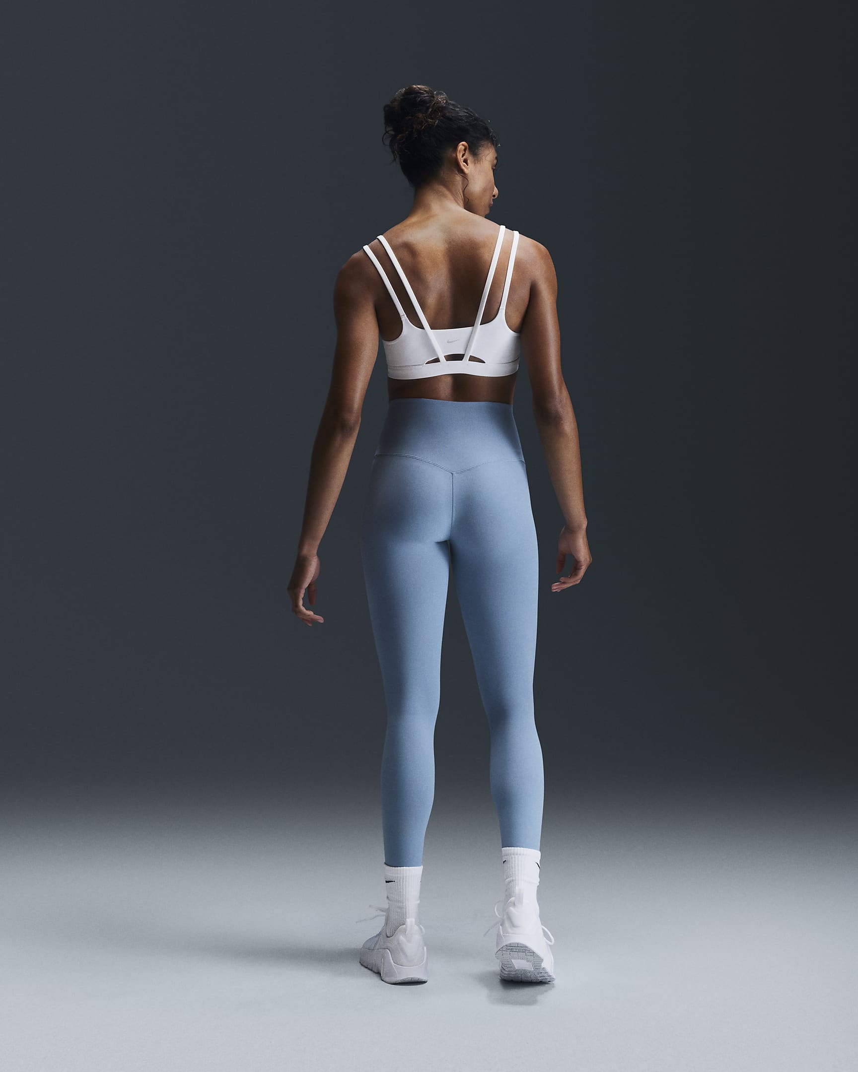 Nike Zenvy Strappy sports-BH med polstring og lett støtte til dame - Hvit