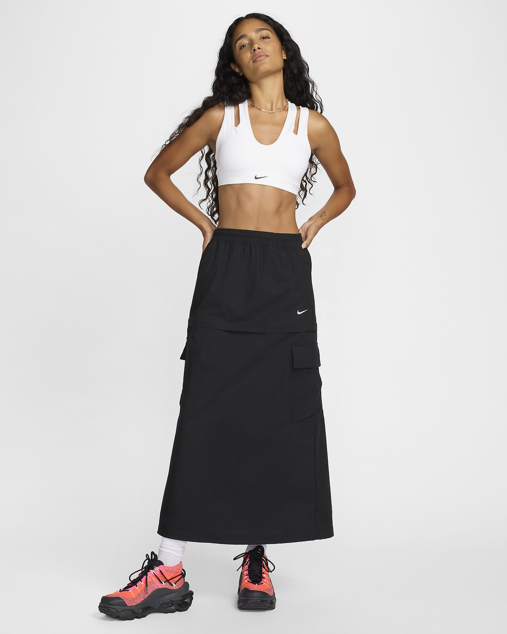 Nike Sportswear Essential gewebter Cargo-Midirock mit mittelhohem Bund (Damen) - Schwarz/Weiß