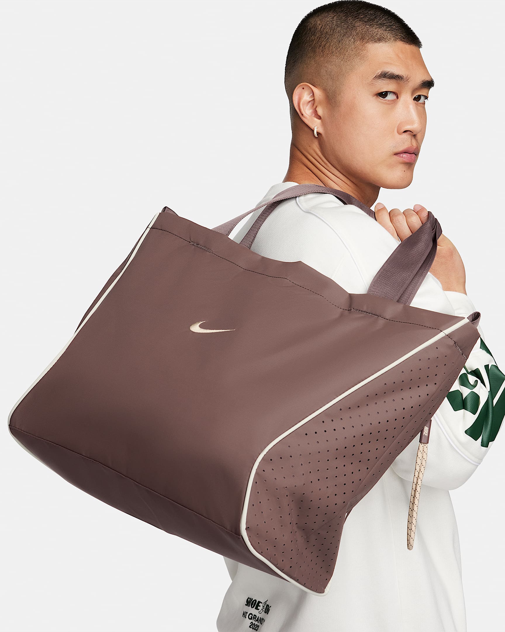 Nike Sportswear Essentials Tote Bag (26L). Nike NL