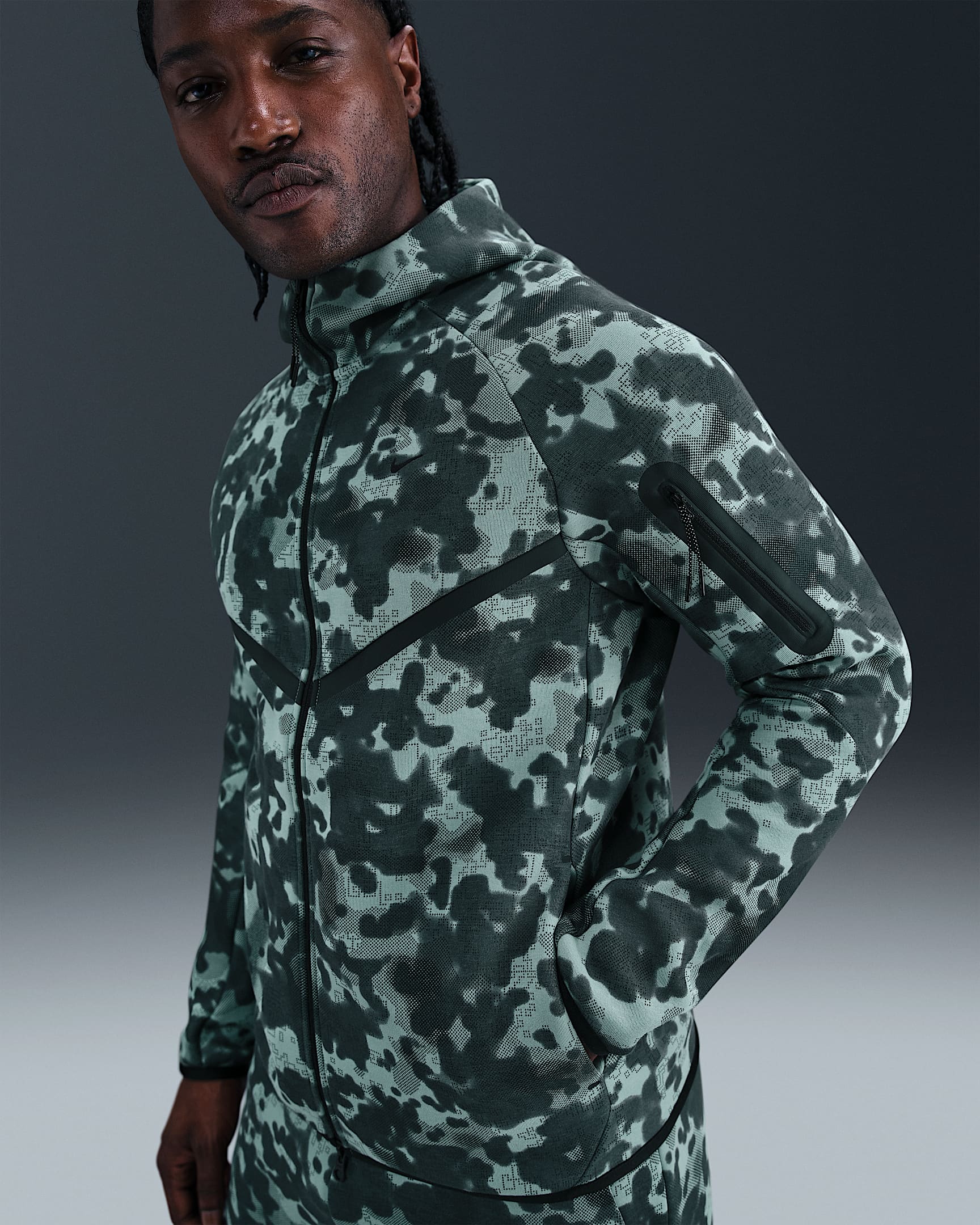 Chamarra Windrunner de tejido Fleece camuflajeada de cierre completo para hombre Nike Tech - Cañón/Negro