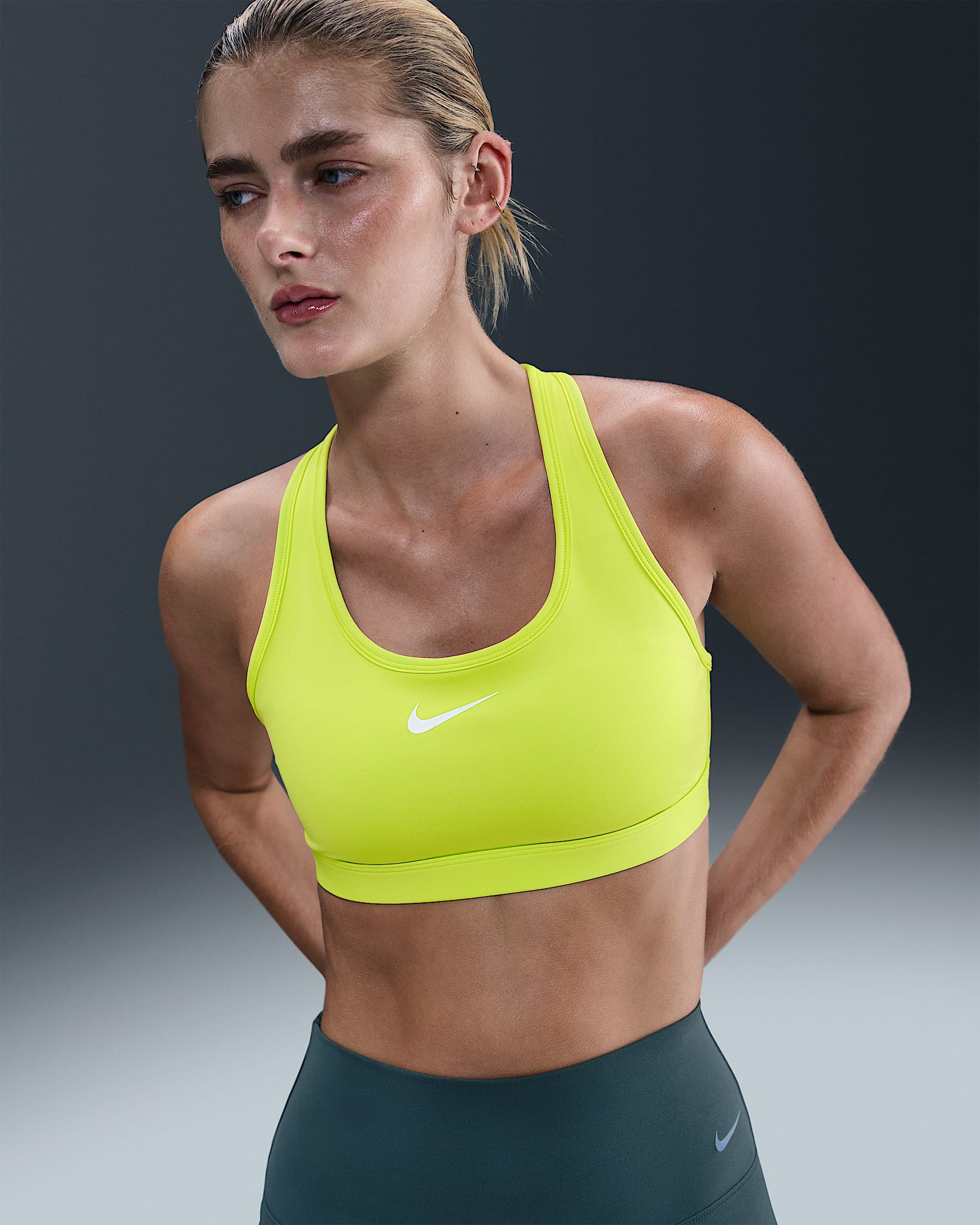 Bra deportivo con almohadillas para mujer Nike Swoosh Medium Support - Cíber/Blanco