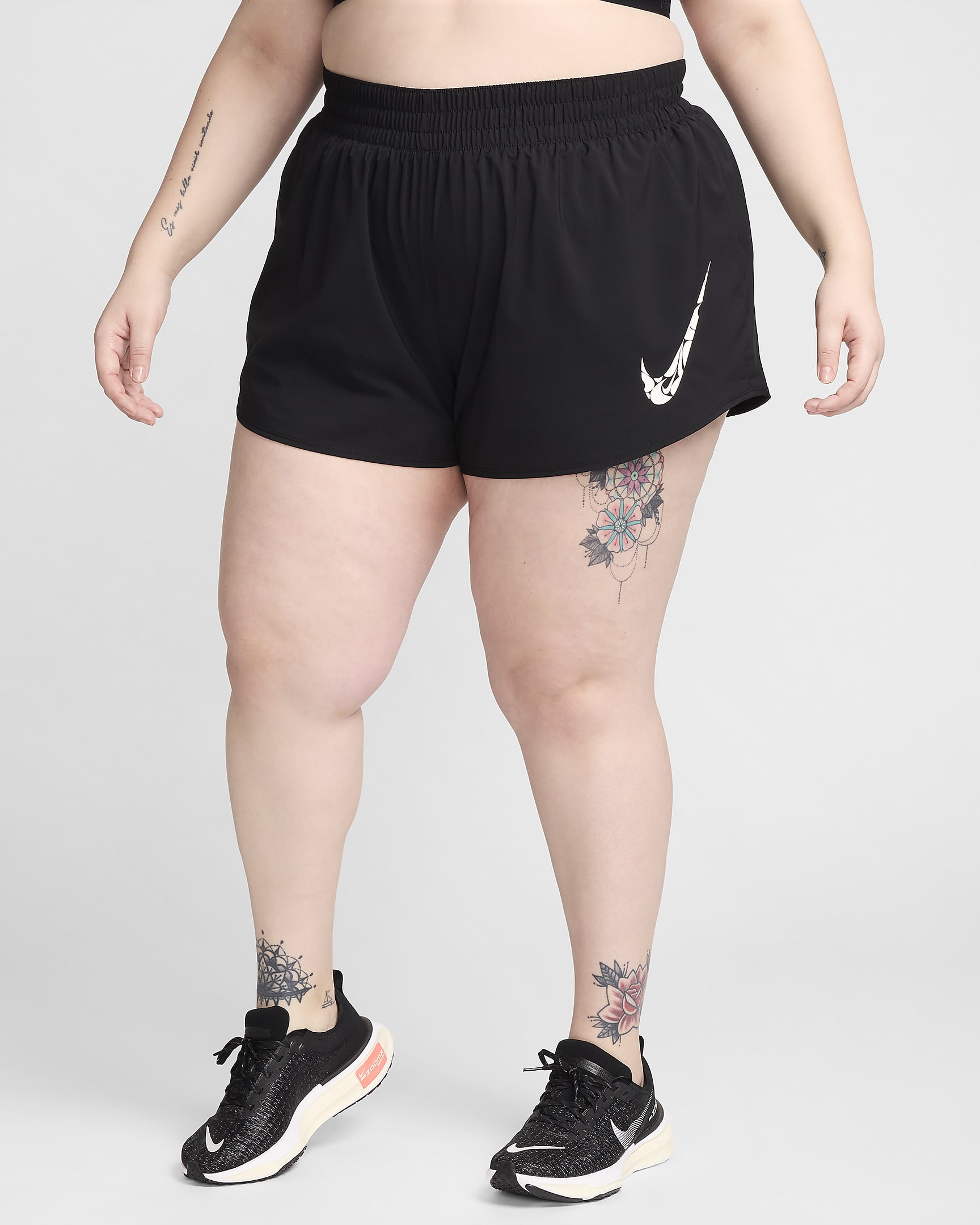 Nike One Swoosh Dri-FIT fôret løpeshorts med mellomhøyt liv til dame (Plus Size) - Svart/Hvit