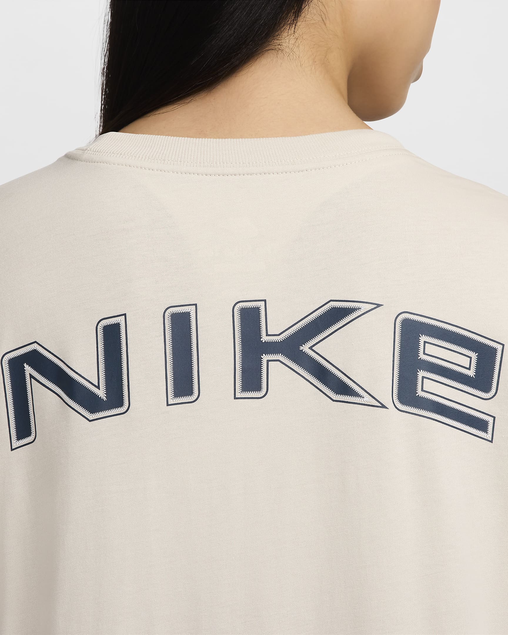 เสื้อยืดแขนยาวทรงหลวมผู้หญิง Nike Sportswear - Light Orewood Brown