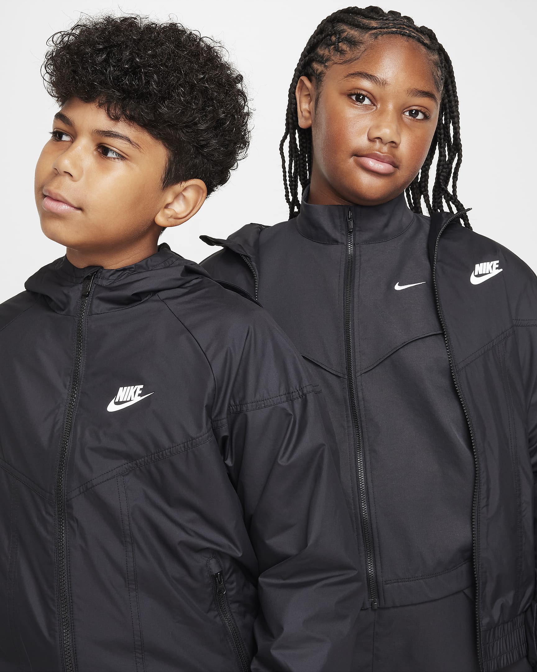 Chamarra Repel con gorro para niños talla grande (talla amplia) Nike Sportswear Windrunner - Negro/Negro/Negro/Blanco