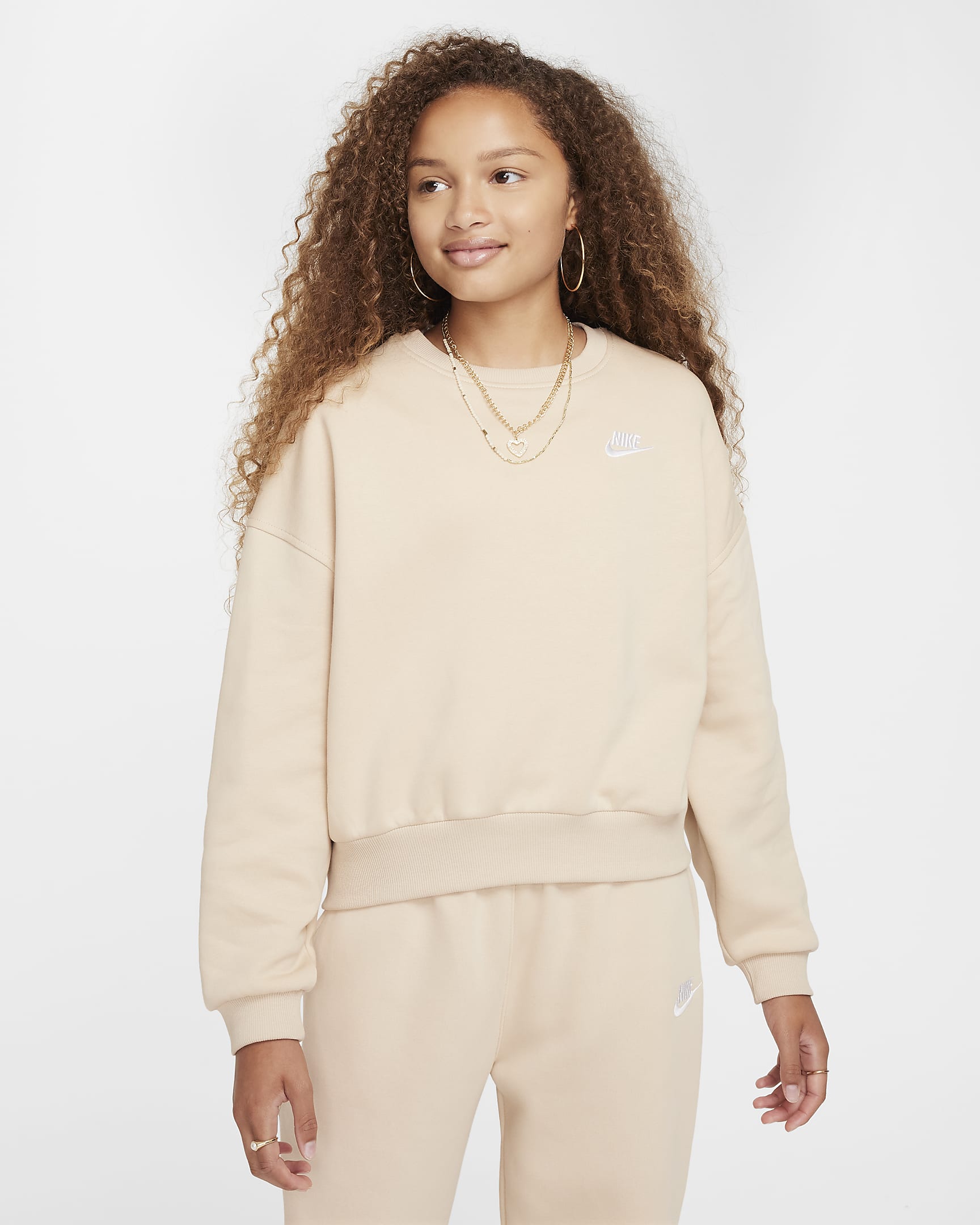 Dziewczęca bluza dresowa o pudełkowym kroju z półokrągłym dekoltem Nike Sportswear Club Fleece - Sanddrift/Biel