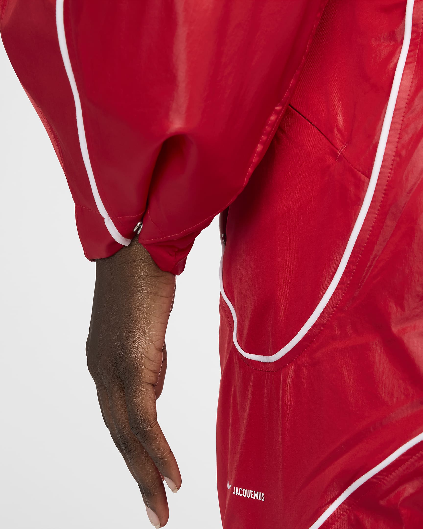 Nike x Jacquemus-løbejakke til kvinder - University Red/hvid