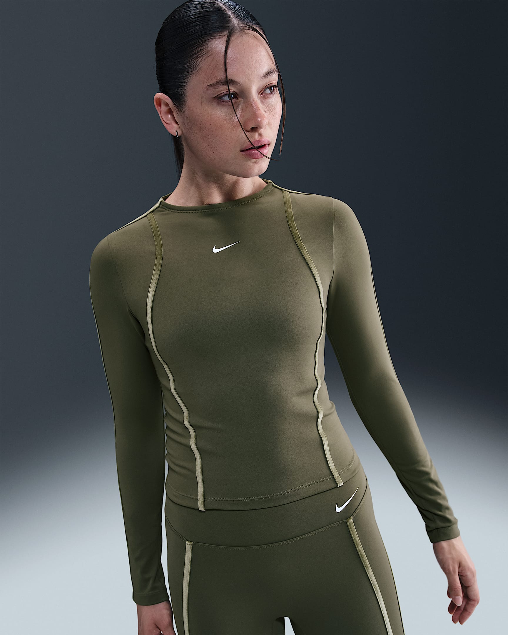 Maglia a manica lunga Dri-FIT Nike One Fitted – Donna - Medium Olive/Bianco