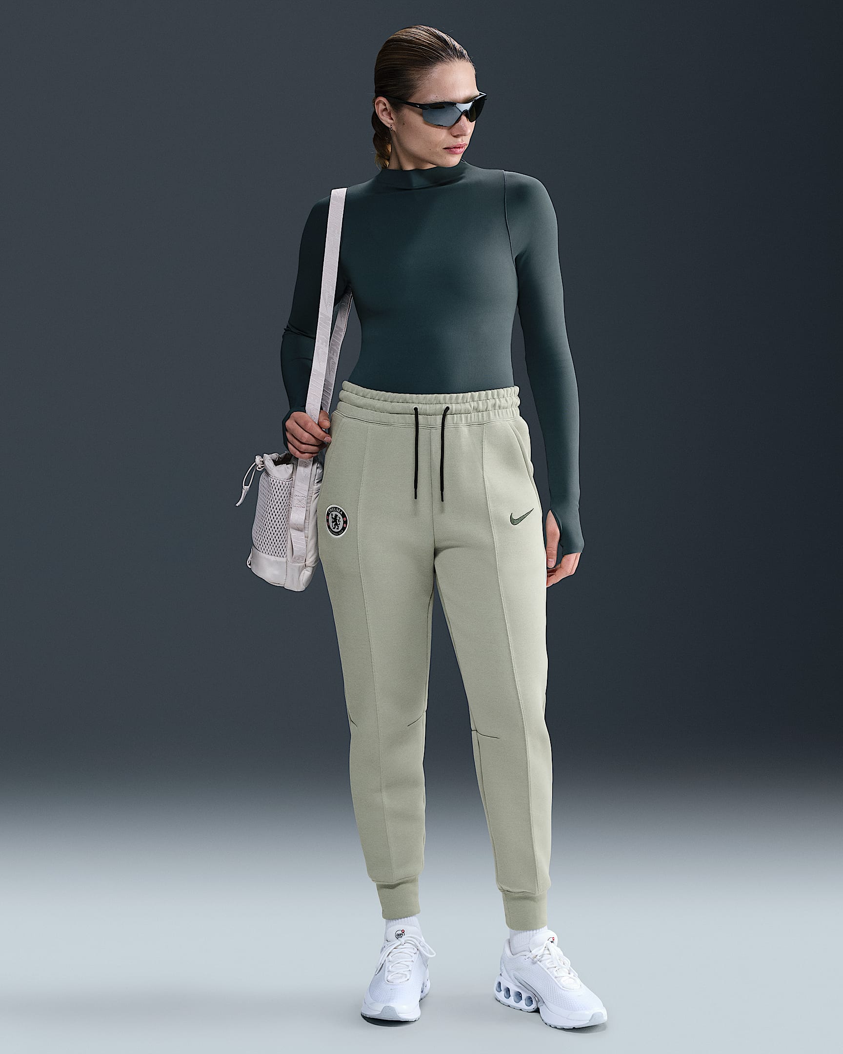 Chelsea FC Tech Nike Football joggebukse i fleece med mellomhøyt liv til dame - Jade Horizon/Galactic Jade
