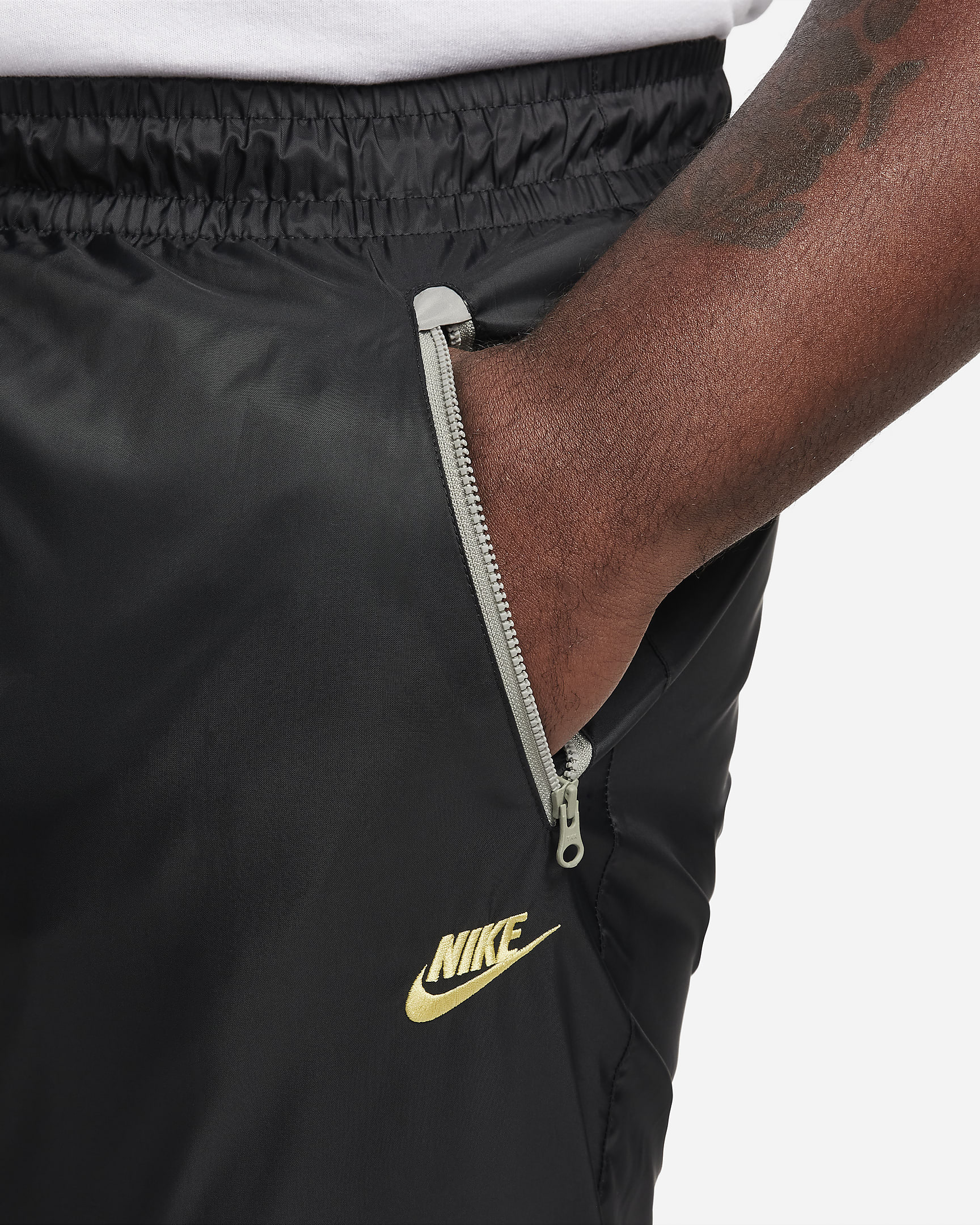 Nike Windrunner vevd bukse med fôr til herre - Svart/Dark Stucco/Saturn Gold