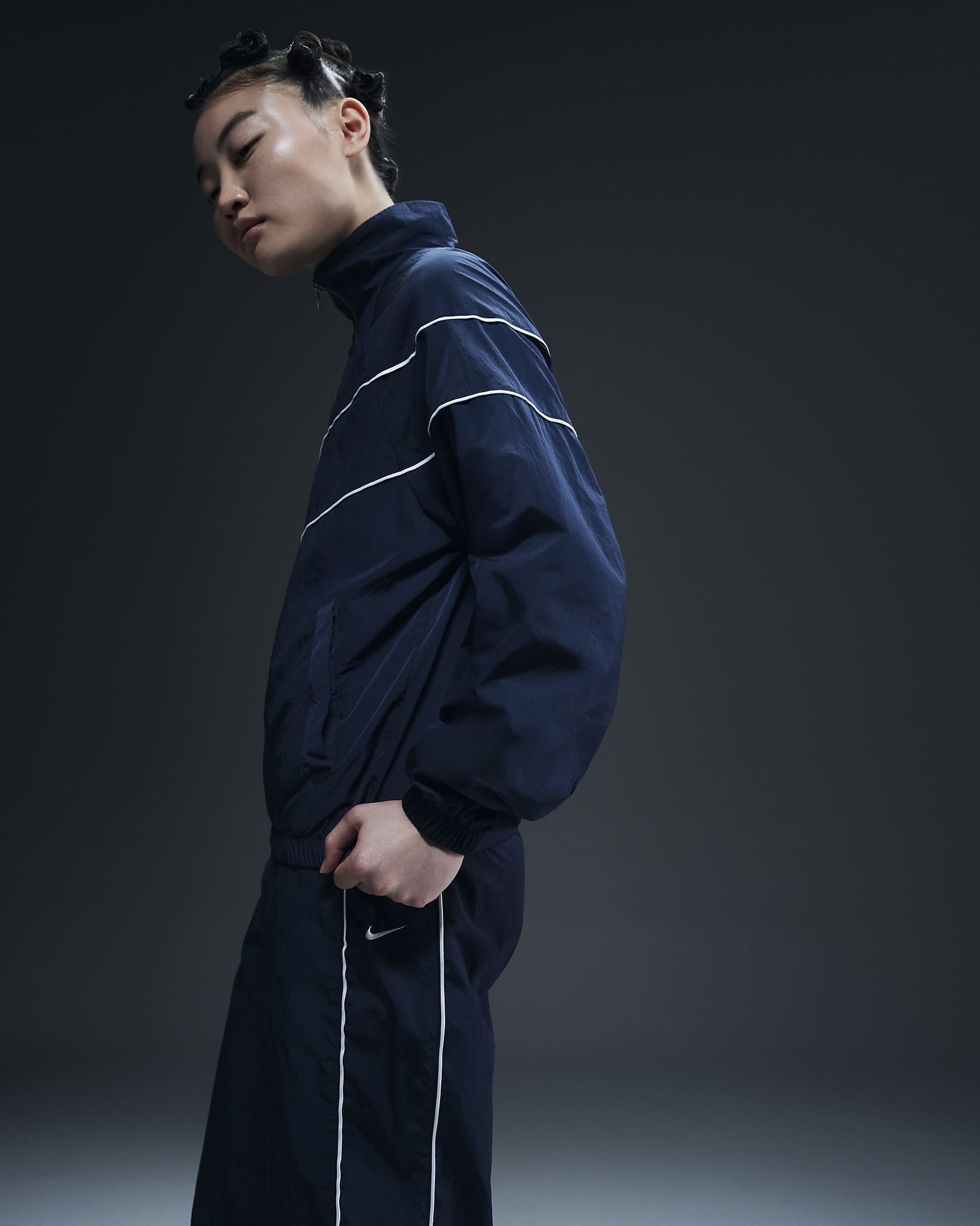 Ledig jacka Nike Windrunner i vävt material med UV-skydd och hel dragkedja för kvinnor - Armory Navy/Vit