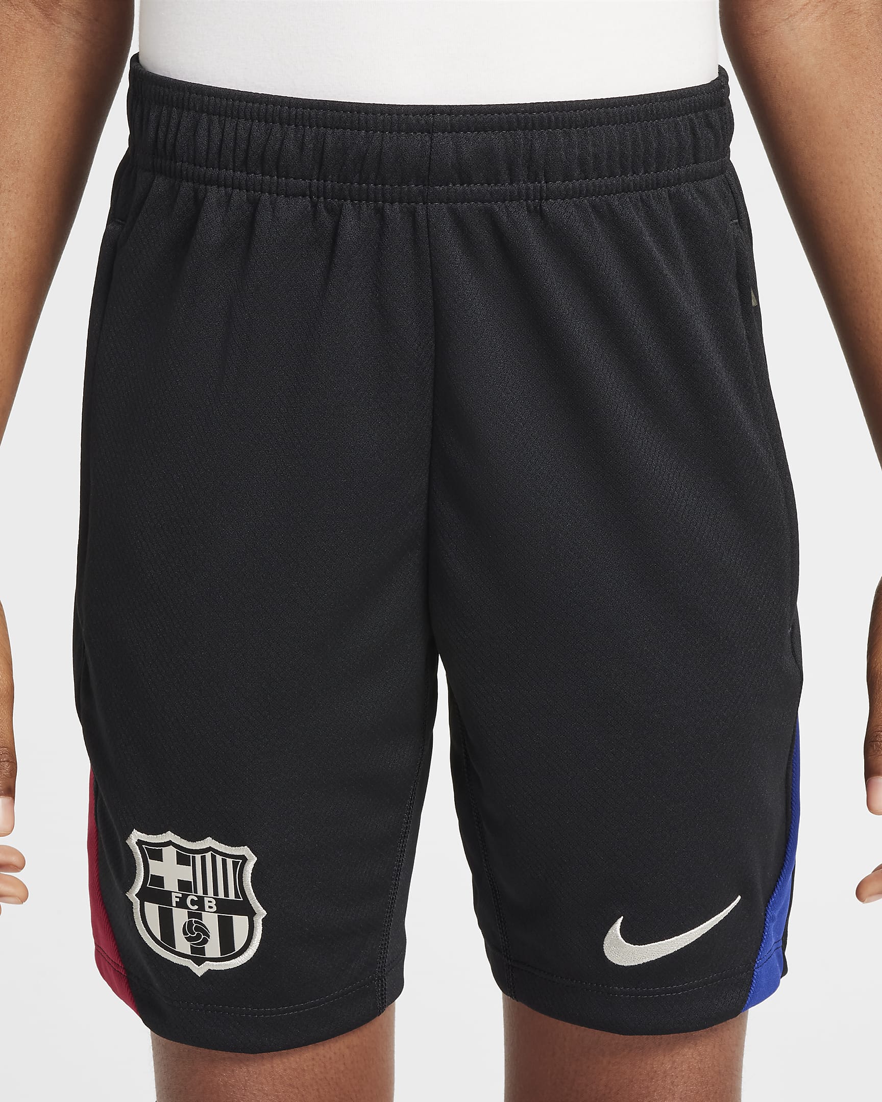 Maskinstrikkede FC Barcelona Strike Nike Dri-FIT-fodboldshorts til større børn - sort/Noble Red/Deep Royal Blue/Light Orewood Brown