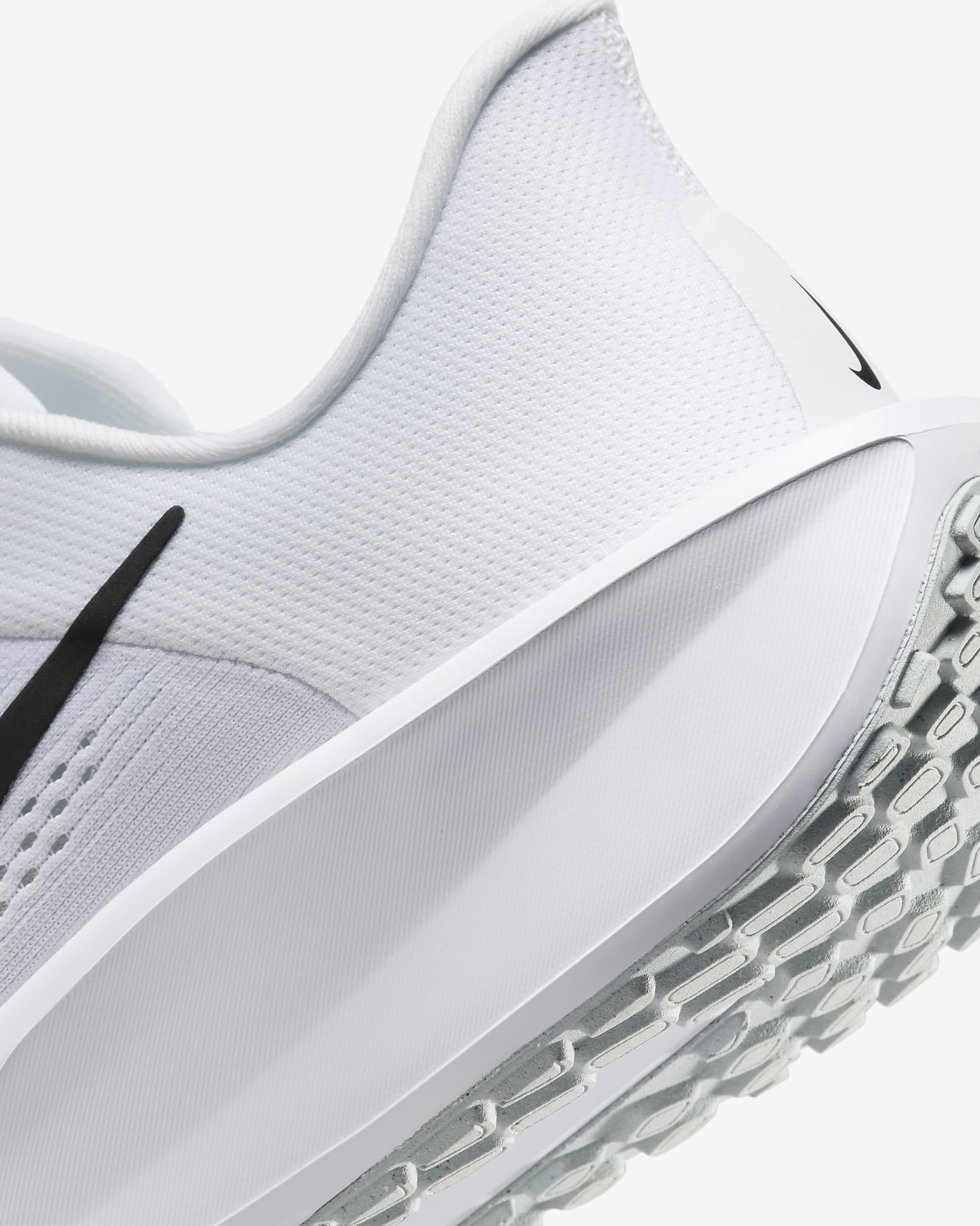 รองเท้าวิ่งโร้ดรันนิ่งผู้ชาย Nike Quest 6 - ขาว/Pure Platinum/ดำ