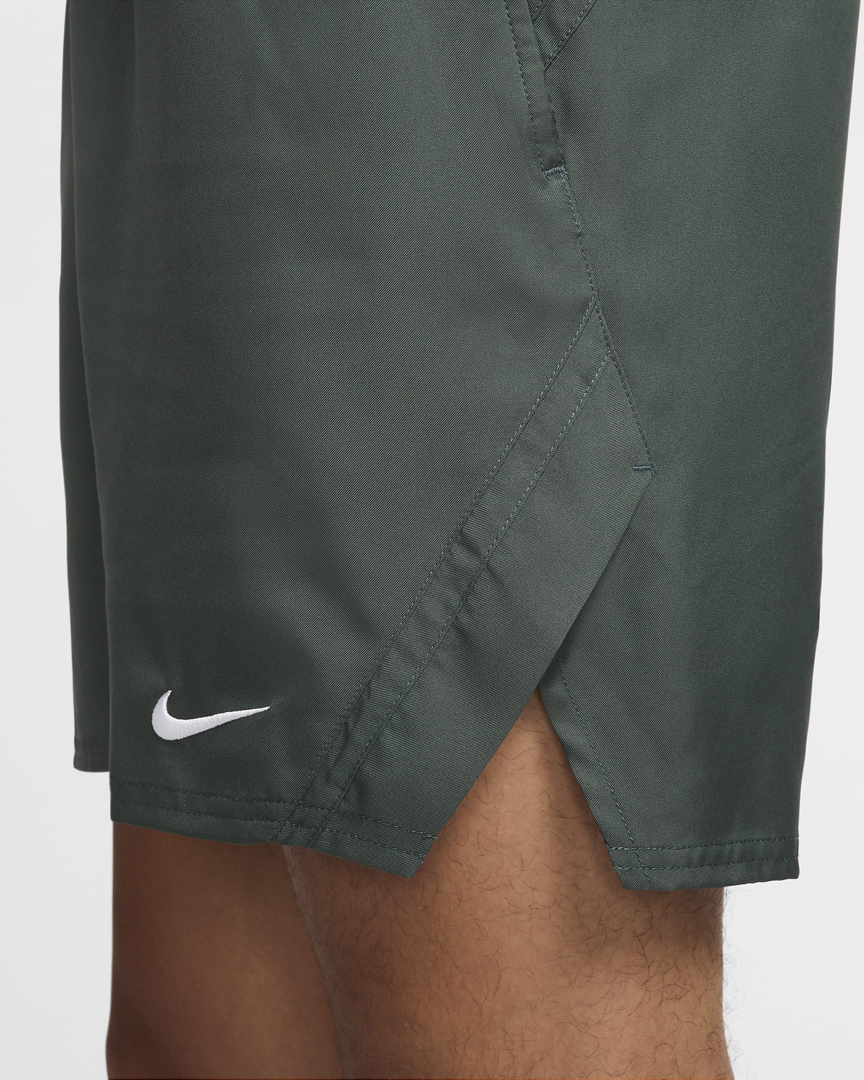 NikeCourt Victory Dri-FIT Herren-Tennisshorts (ca. 18 cm) - Vintage Green/Weiß