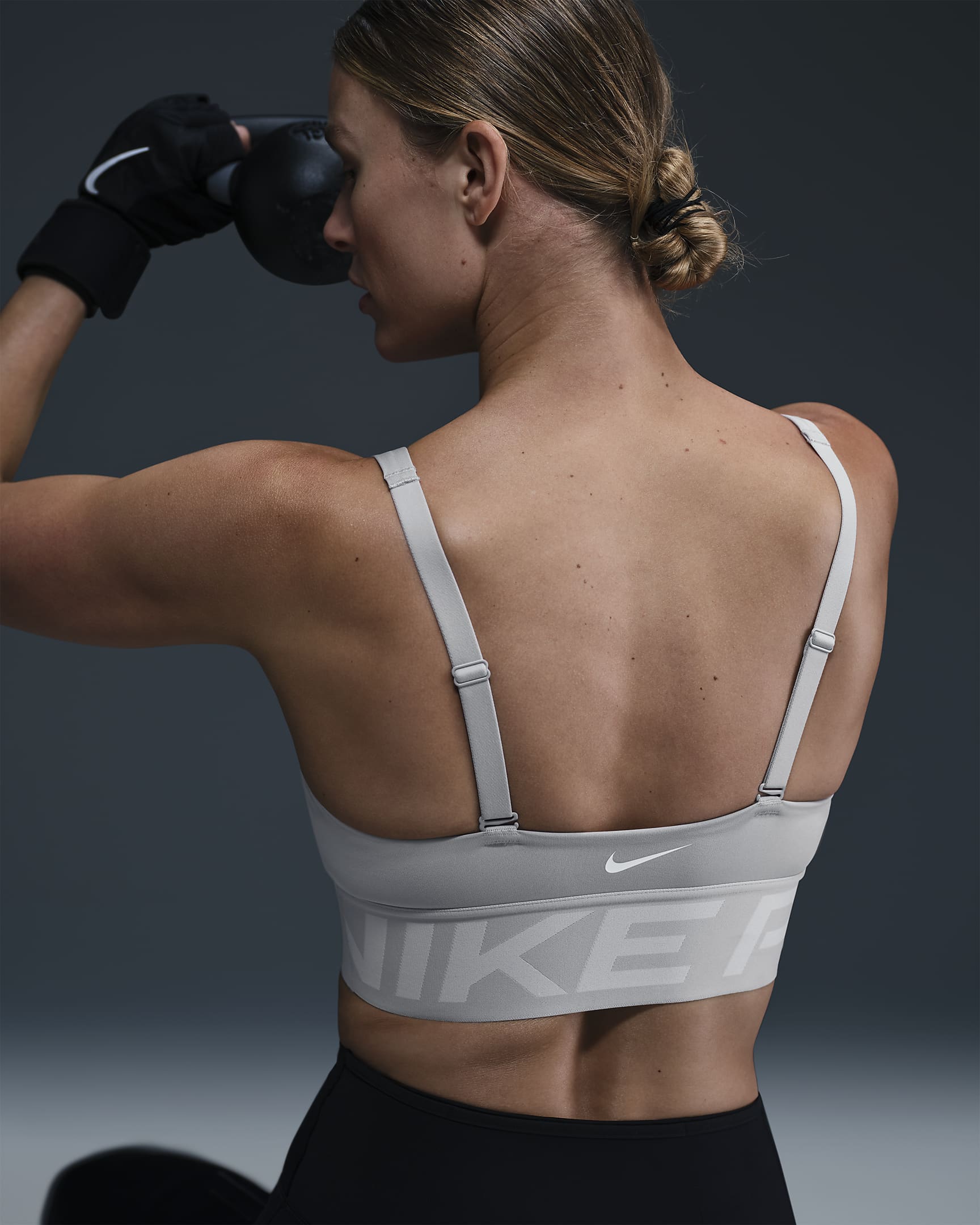 Dámská sportovní podprsenka Nike Pro Indy Plunge s vycpávkami a střední oporou - Light Smoke Grey/Photon Dust/Bílá