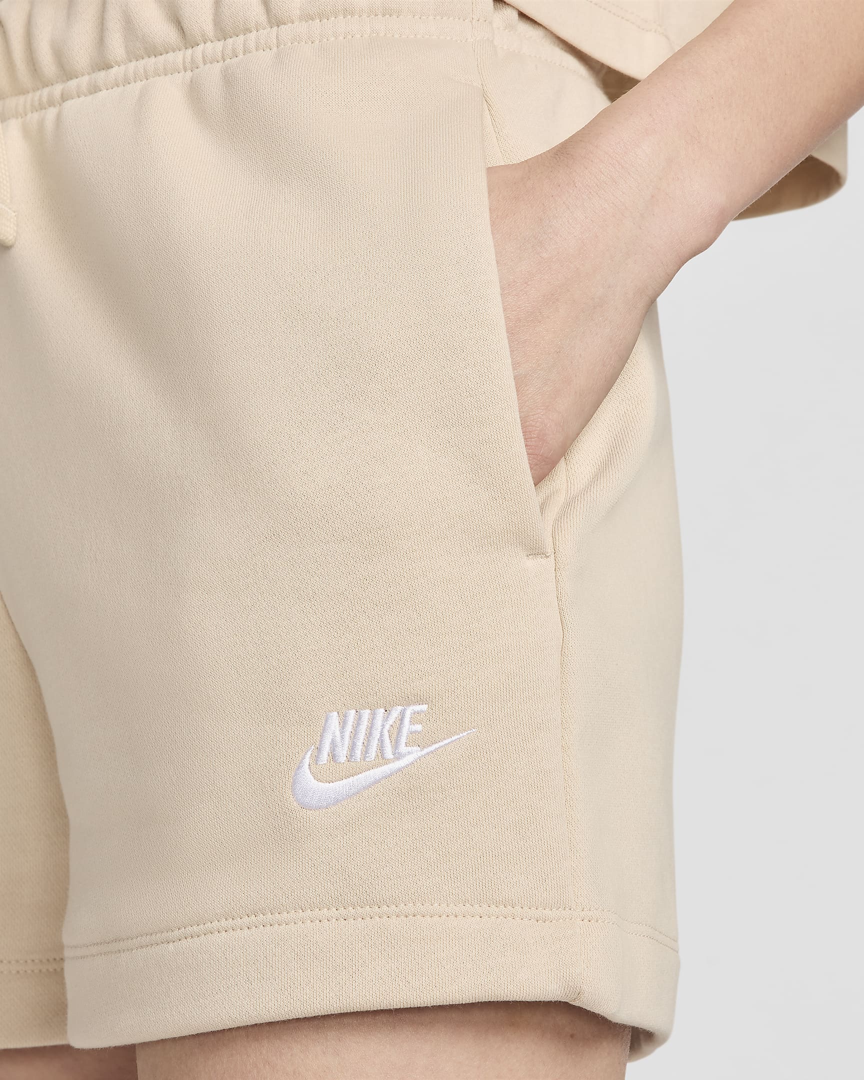 กางเกงขาสั้นเอวปานกลางผู้หญิง Nike Sportswear Club Fleece - Sanddrift/ขาว