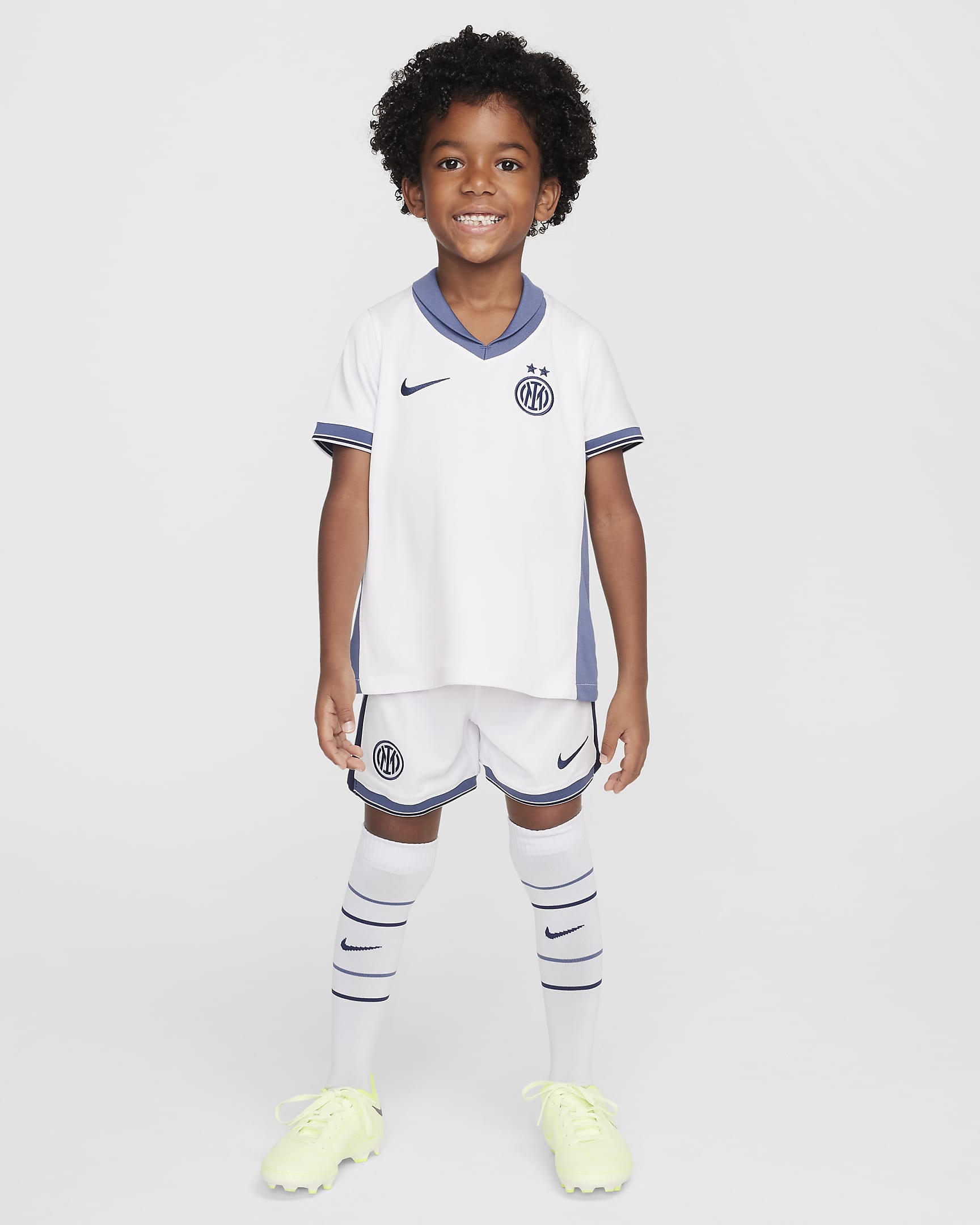 Inter Mailand 2024/25 Stadium Away dreiteiliges Nike Replika-Fußballtrikot-Set (jüngere Kinder) - Summit White/Iris Whisper/Summit White/Midnight Navy