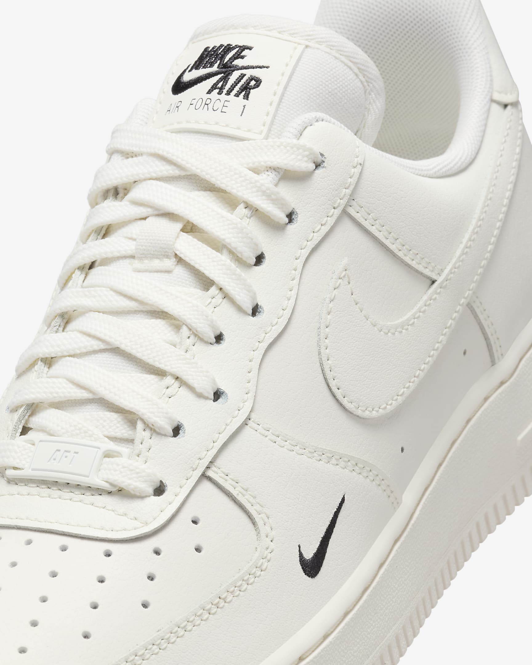 รองเท้าผู้หญิง Nike Air Force 1 ’07 Essential - Sail/ดำ/Sail