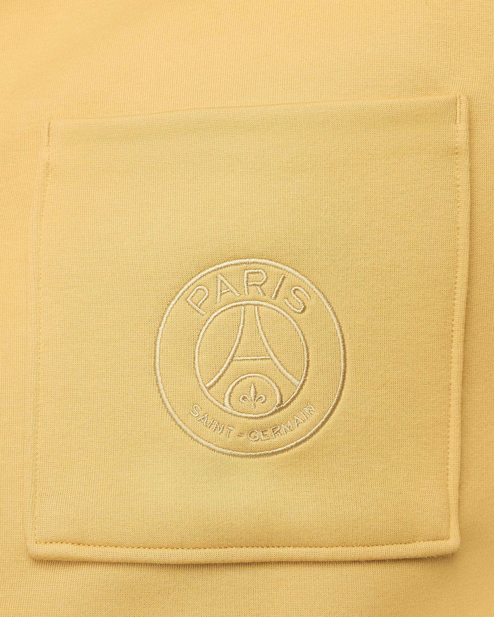 Chamarra tipo camisa de fútbol Nike para hombre Paris Saint-Germain Tech Fleece Reimagined - Oro trigo/Oro trigo