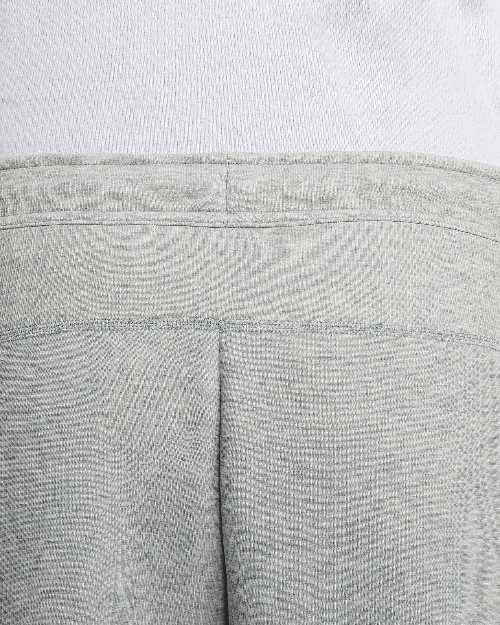 Nike Sportswear Tech Fleece Herren-Trainingshose mit offenem Saum - Dark Grey Heather/Schwarz