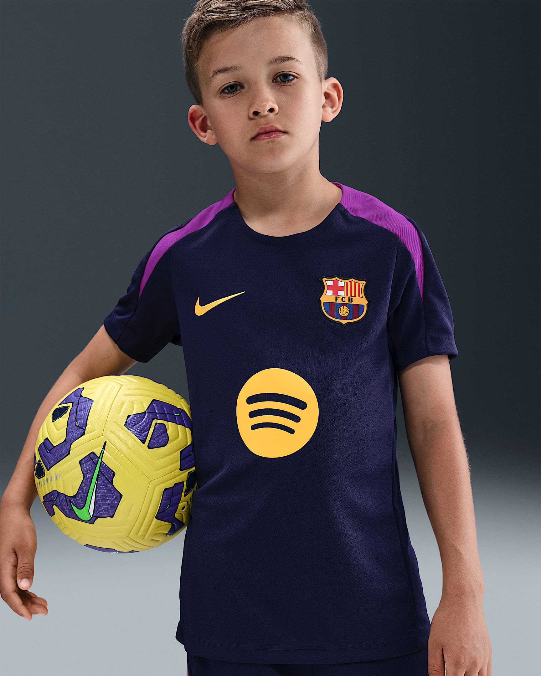 Koszulka piłkarska z krótkim rękawem dla dużych dzieci Nike Dri-FIT FC Barcelona Strike - Imperial Purple/Imperial Purple/Vivid Purple/Midwest Gold