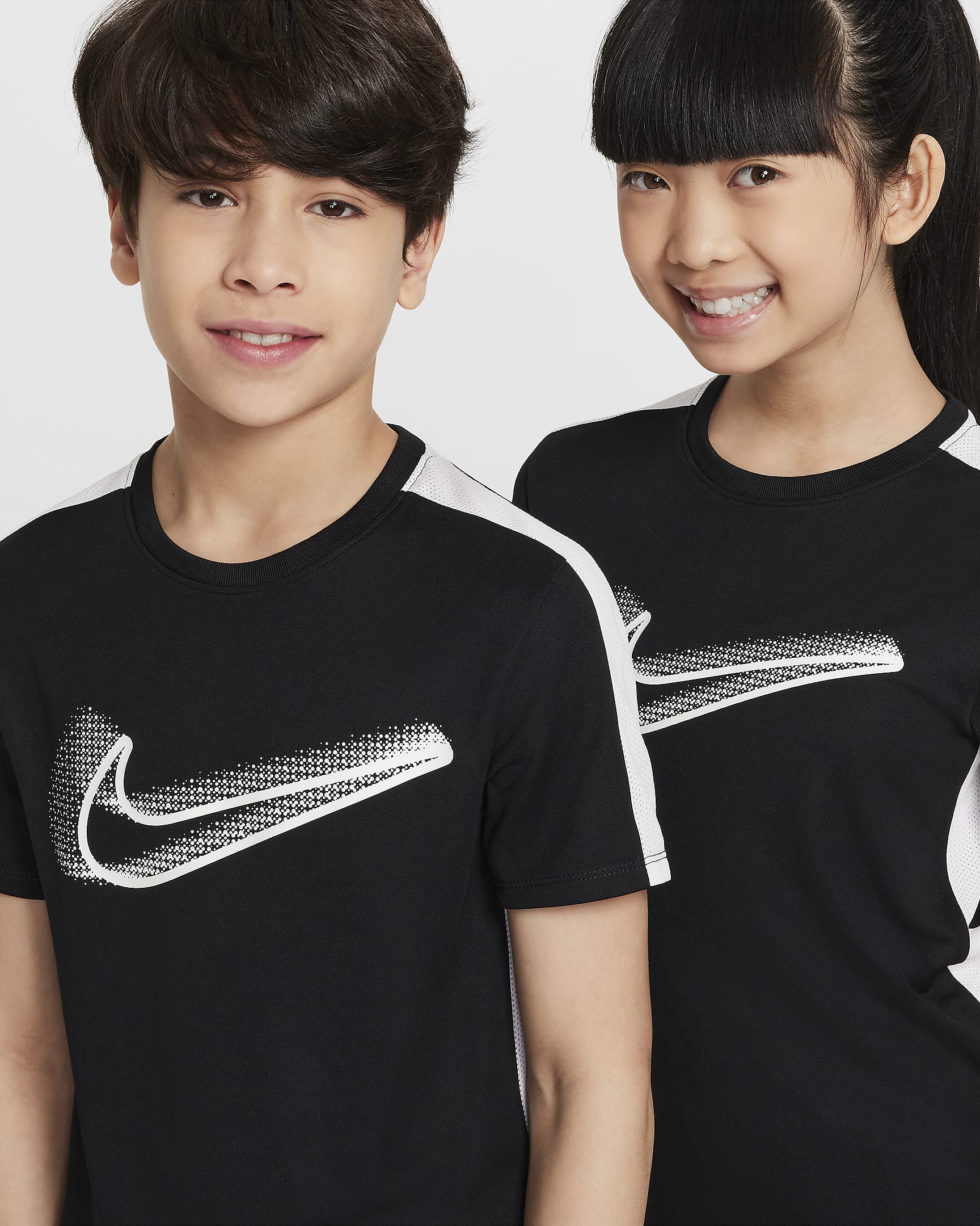 Playera de fútbol Dri-FIT para niños talla grande Nike Academy23 - Negro/Blanco/Blanco