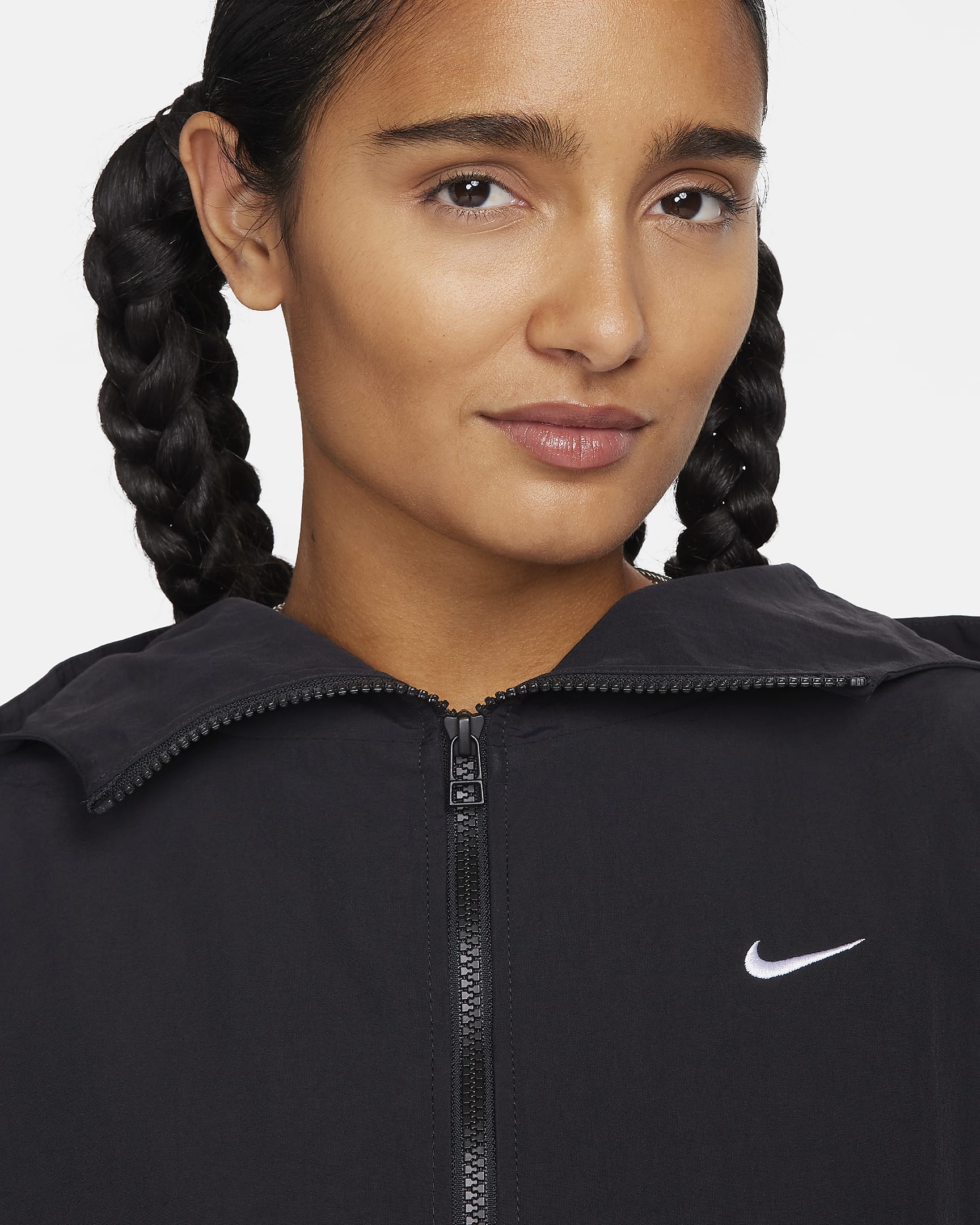 Chamarra con gorro oversized para mujer Nike Sportswear Everything Wovens - Negro/Blanco