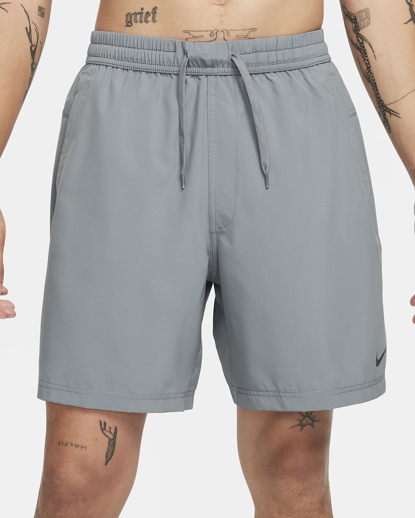 Shorts Dri-FIT de 18 cm versátiles sin forro para hombre Nike Form - Gris humo/Negro