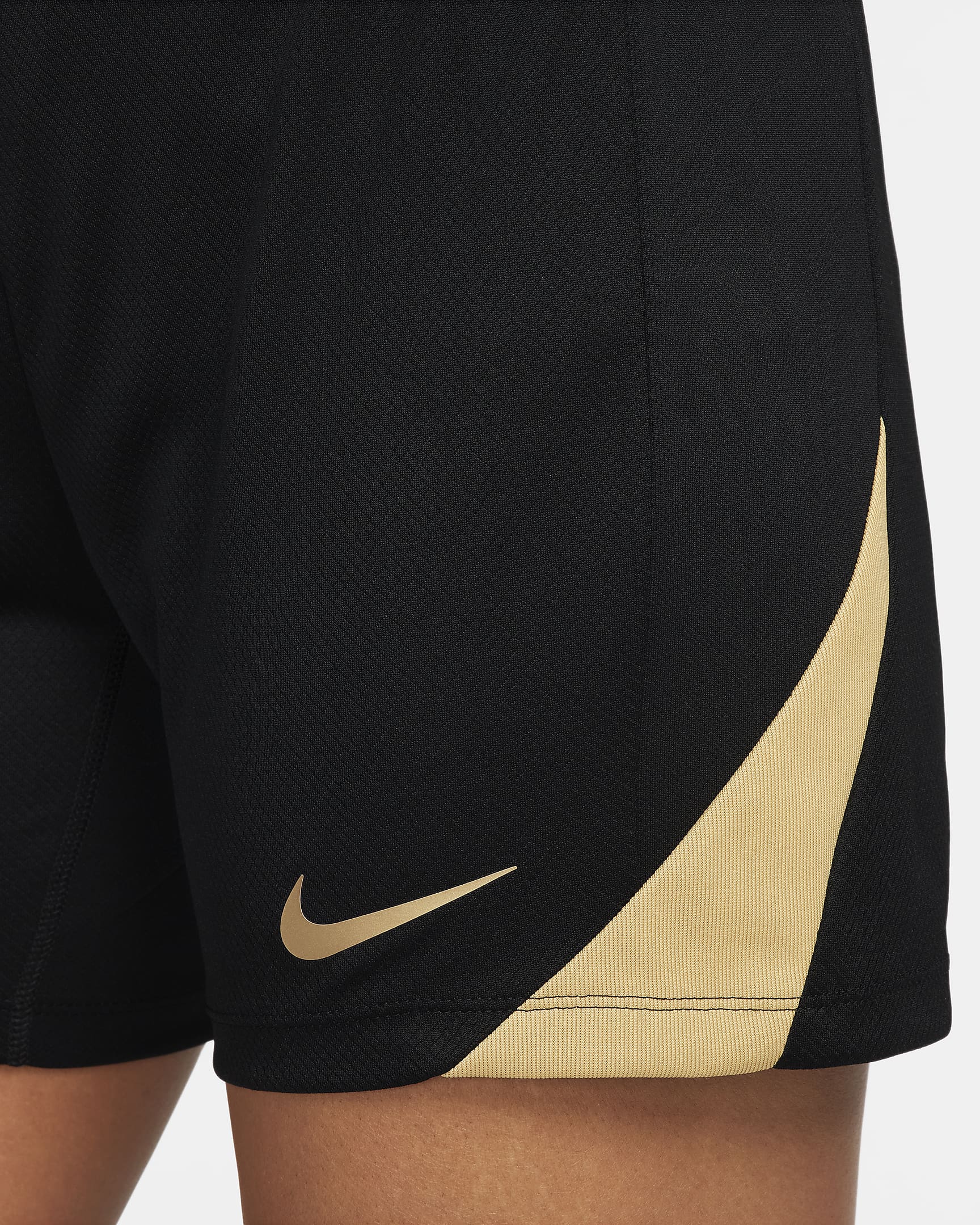 Nike Strike Dri-FIT női futballrövidnadrág - Fekete/Jersey Gold/Metallic Gold