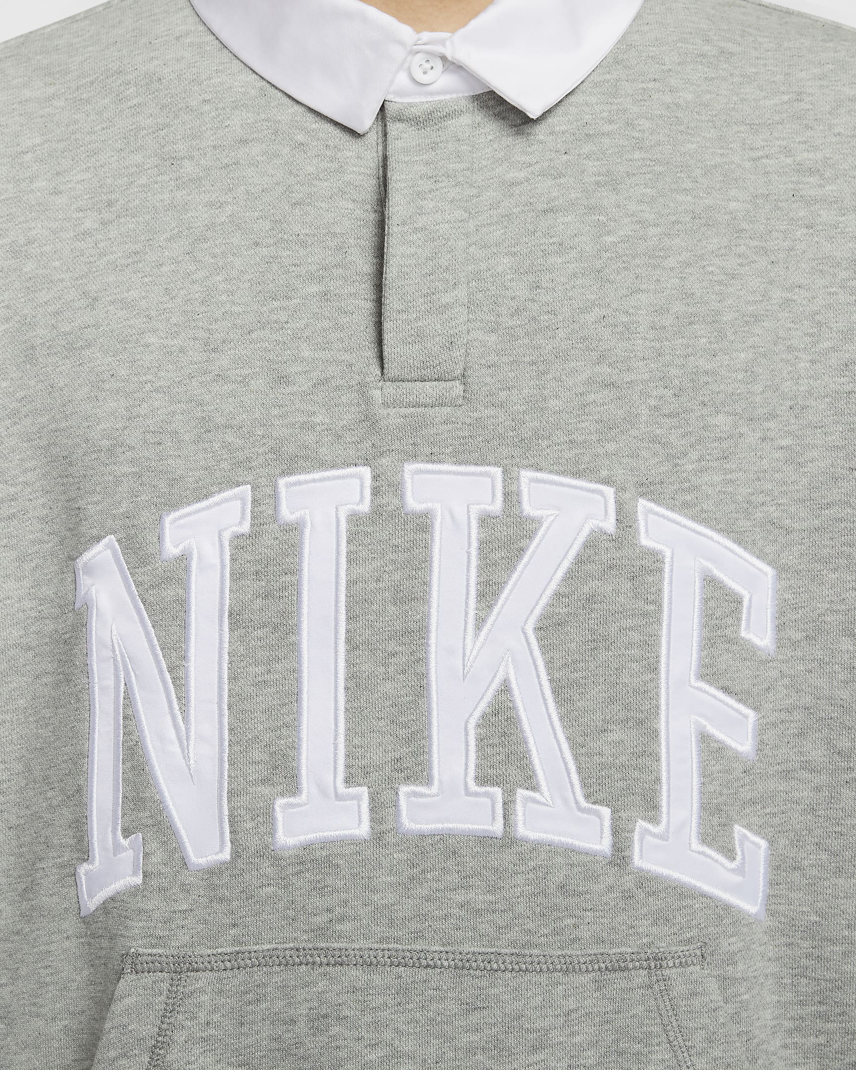 เสื้อโปโลฟลีซแขนยาวผู้ชาย Nike Club Fleece - Dark Grey Heather/ขาว