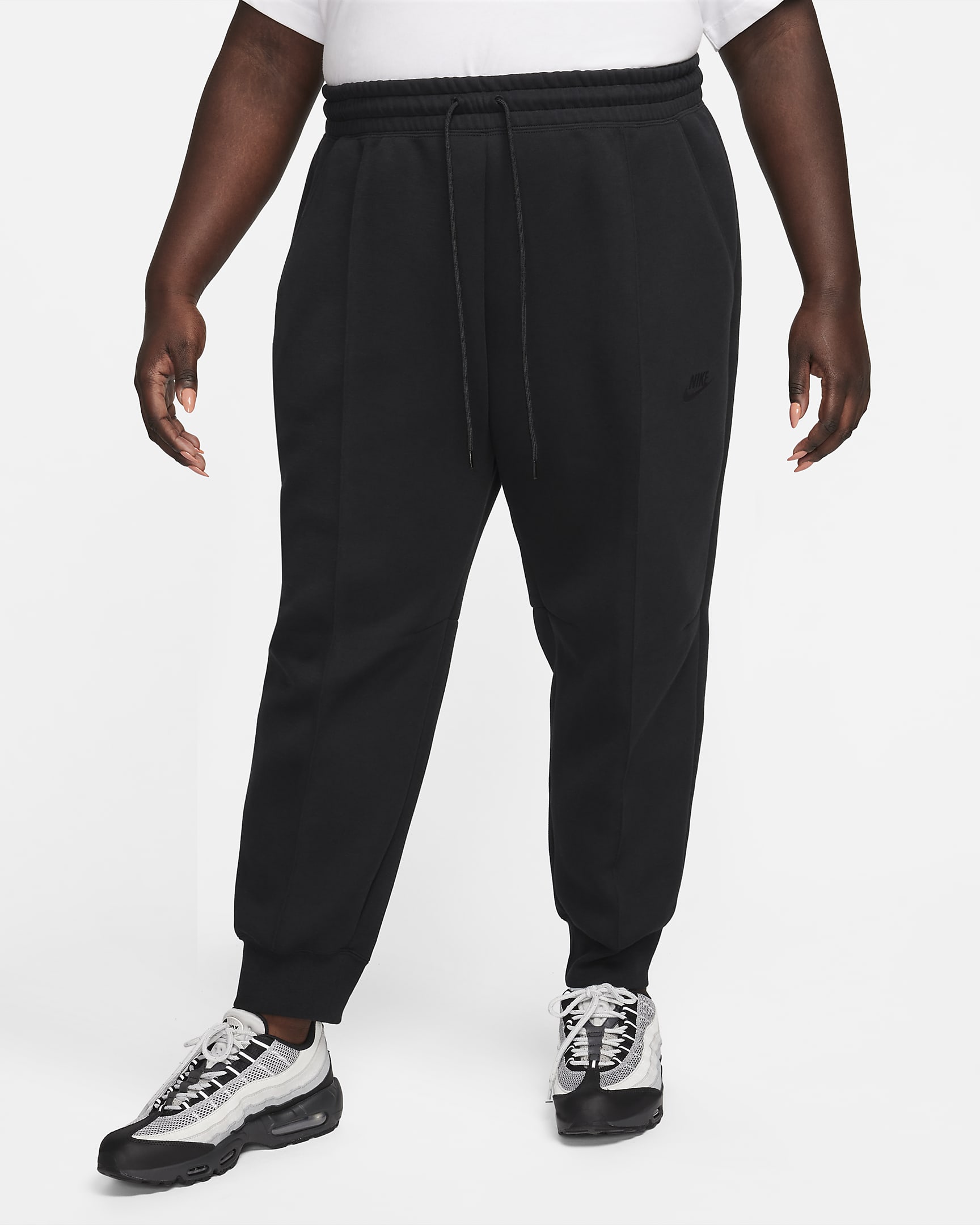 Nike Sportswear Tech Fleece joggebukse med mellomhøyt liv til dame (Plus Size) - Svart/Svart