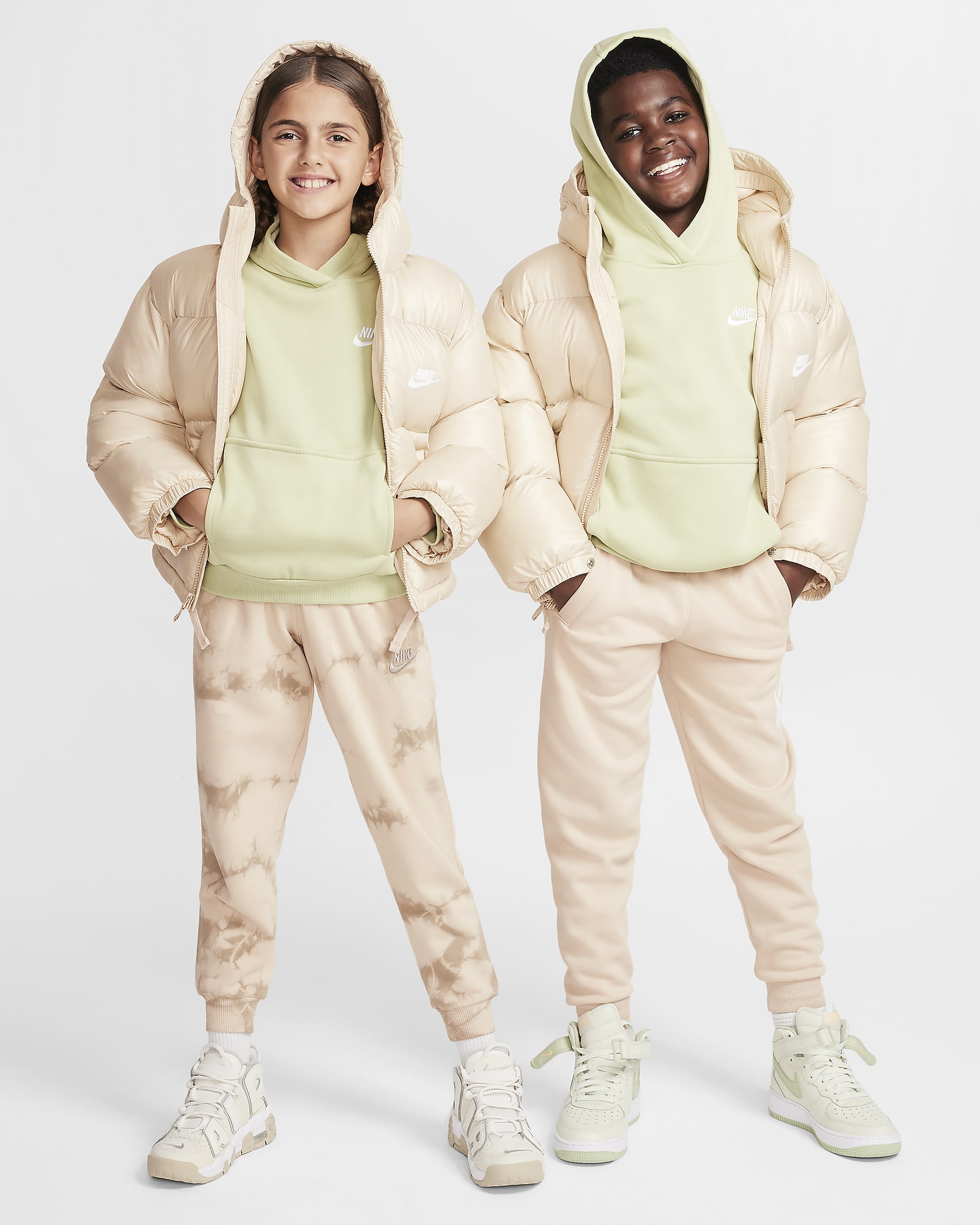 Nike Sportswear Heavyweight Synthetic Fill EasyOn Older Kids' Therma-FIT Repel Loose Hooded Jacket - Sand Drift/Sand Drift/White/White