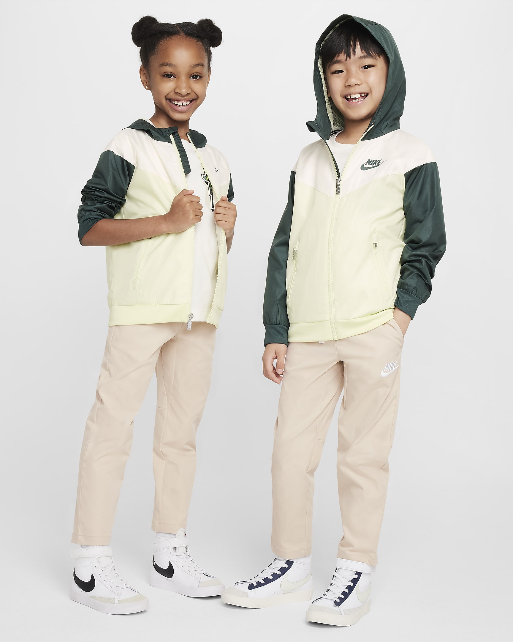 Chamarra con cierre completo para niños talla pequeña Nike Sportswear Windrunner - Verde aceite