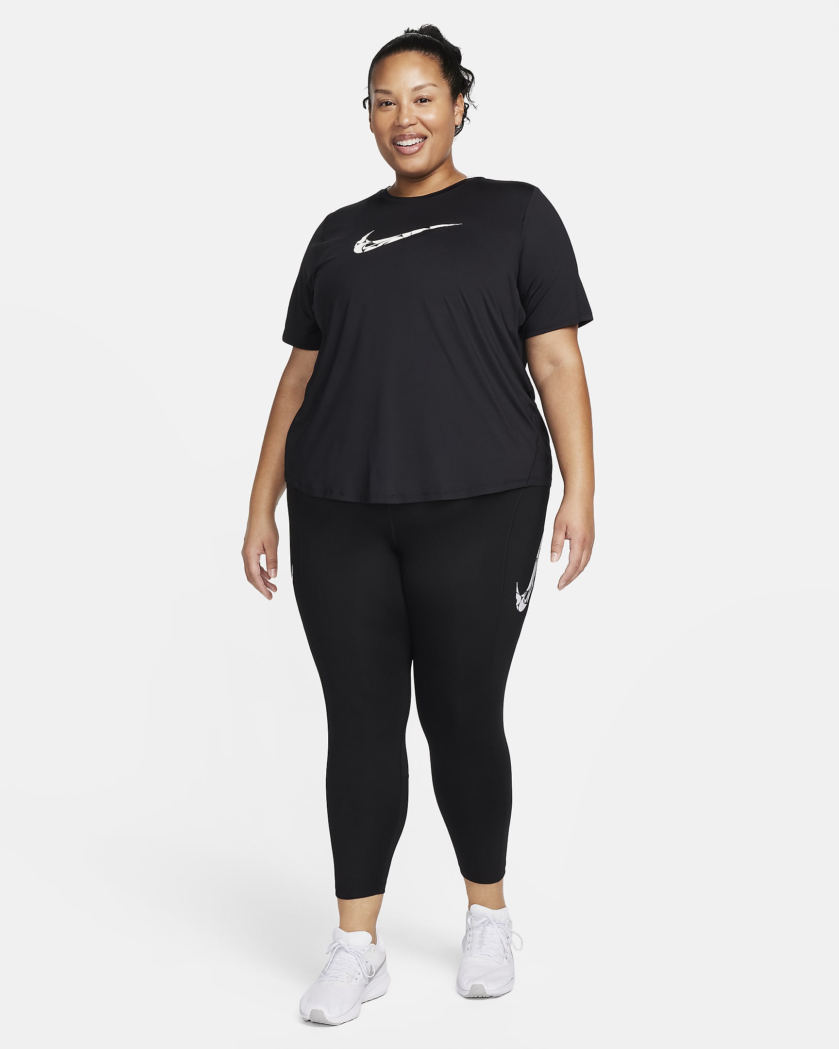 Nike One Swoosh Dri-FIT kortermet løpeoverdel til dame (Plus Size) - Svart/Hvit